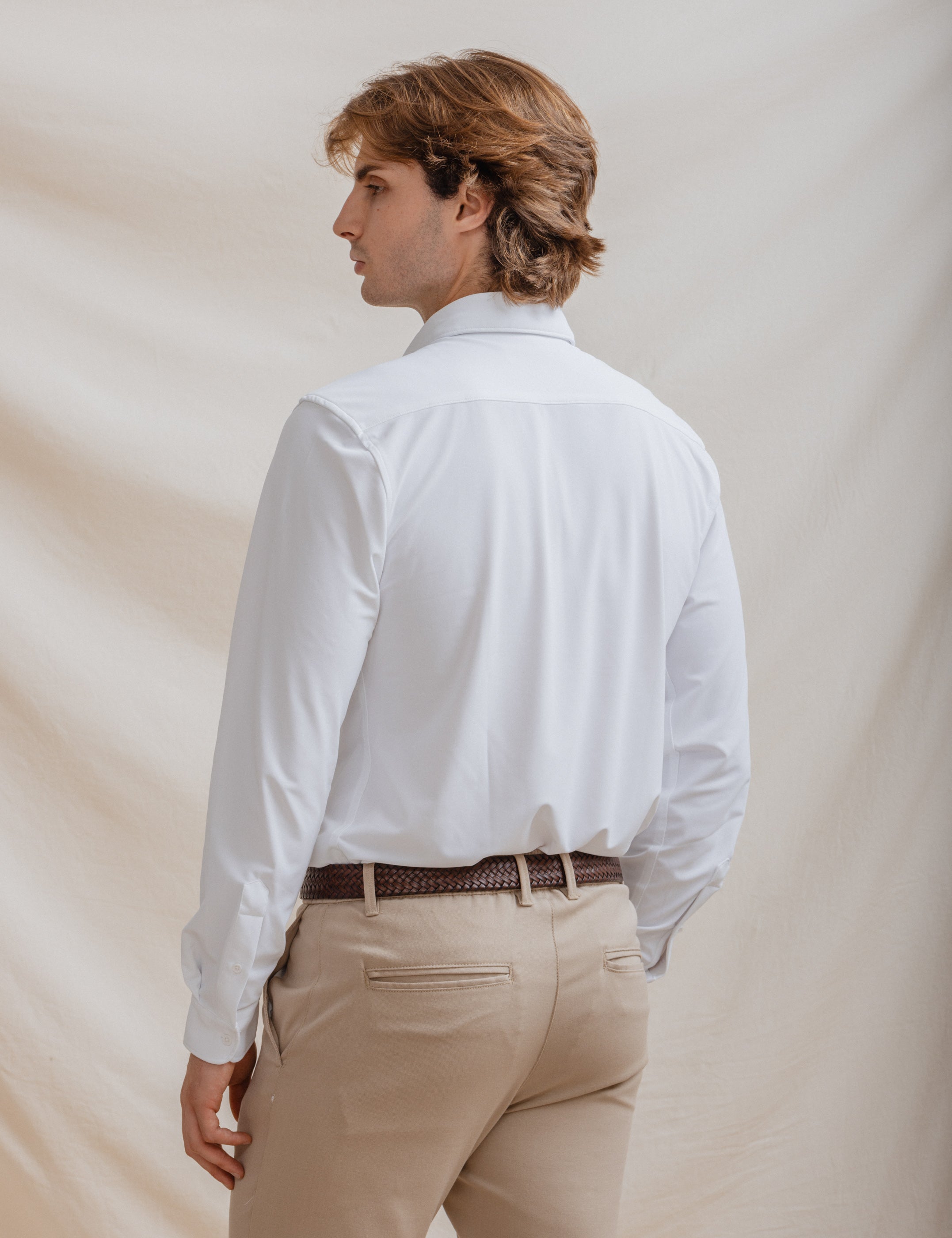 CAMISA ELÁSTICA BLANCA CON VARILLA