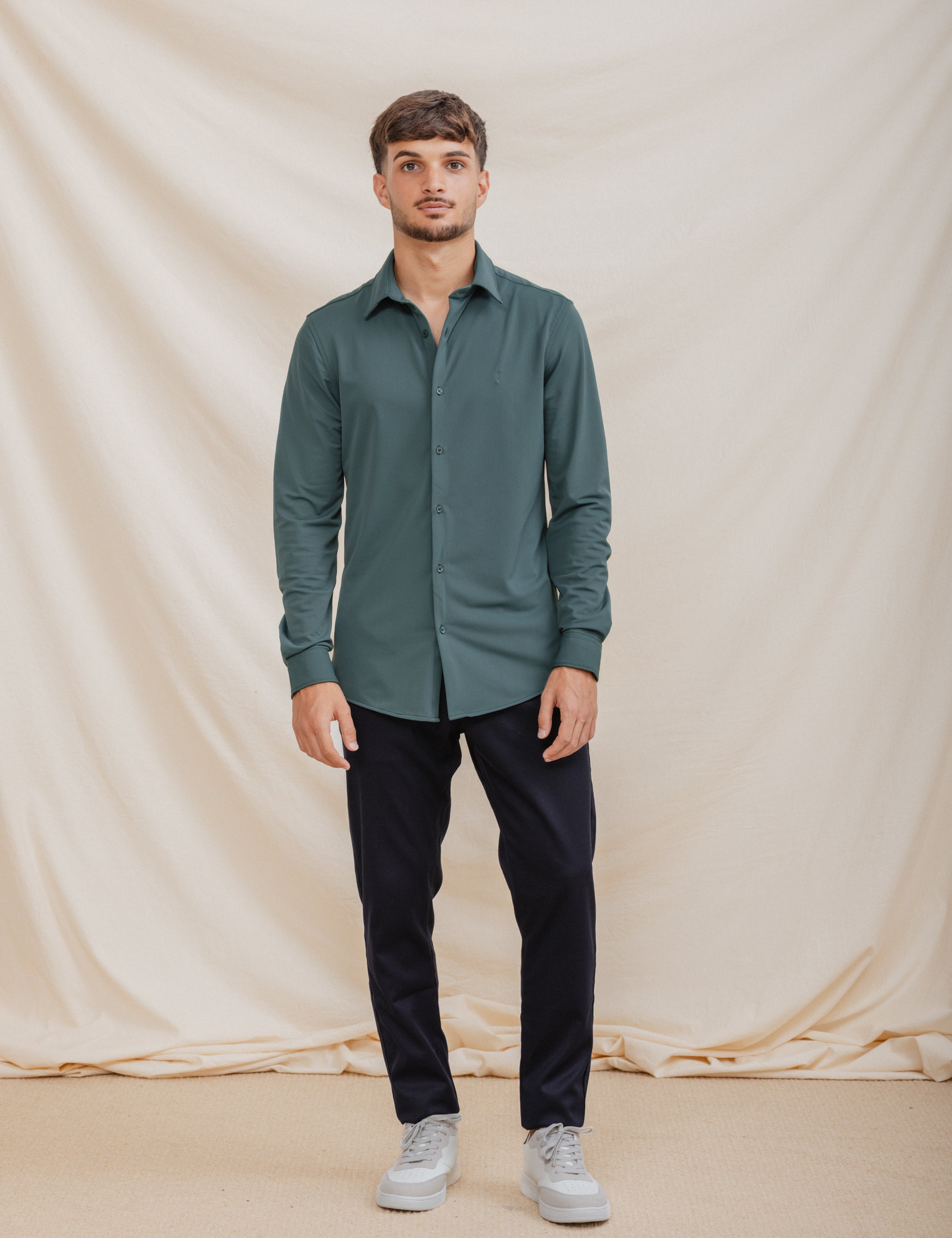 CAMISA ELÁSTICA VERDE CON VARILLA