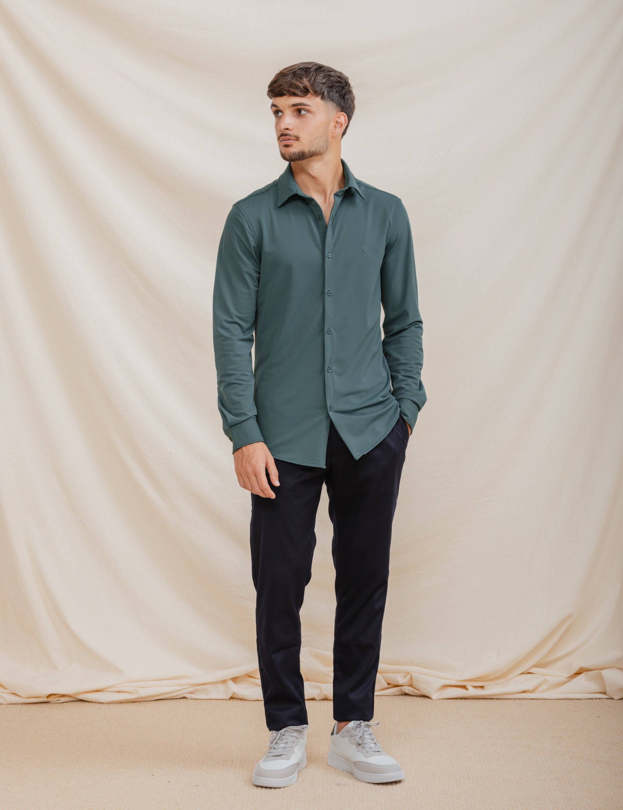 CAMISA ELÁSTICA VERDE CON VARILLA