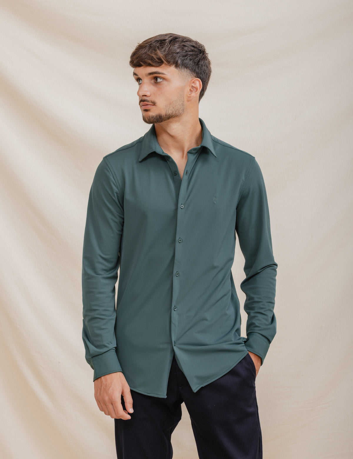 CAMISA ELÁSTICA VERDE COM HASTE