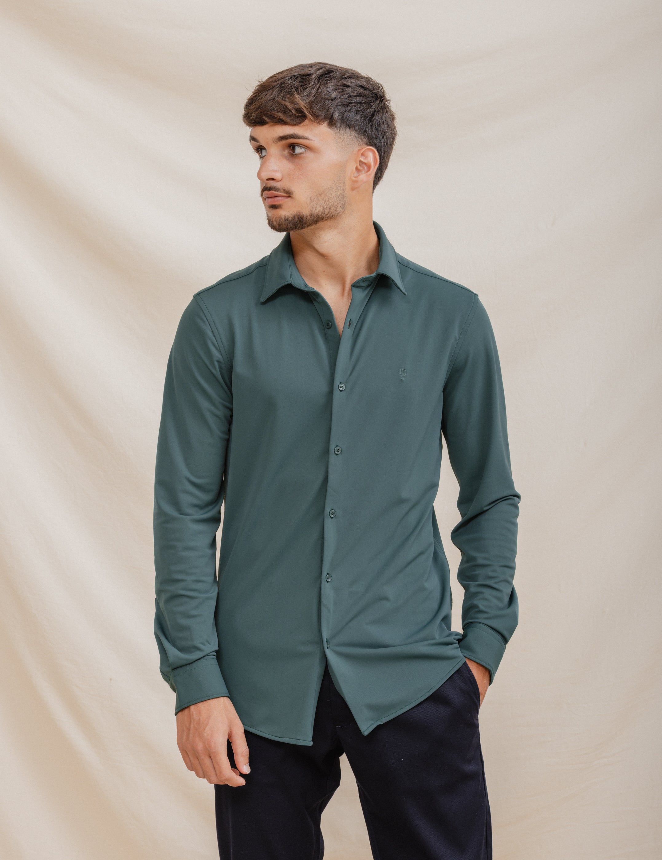CAMISA ELÁSTICA VERDE CON VARILLA