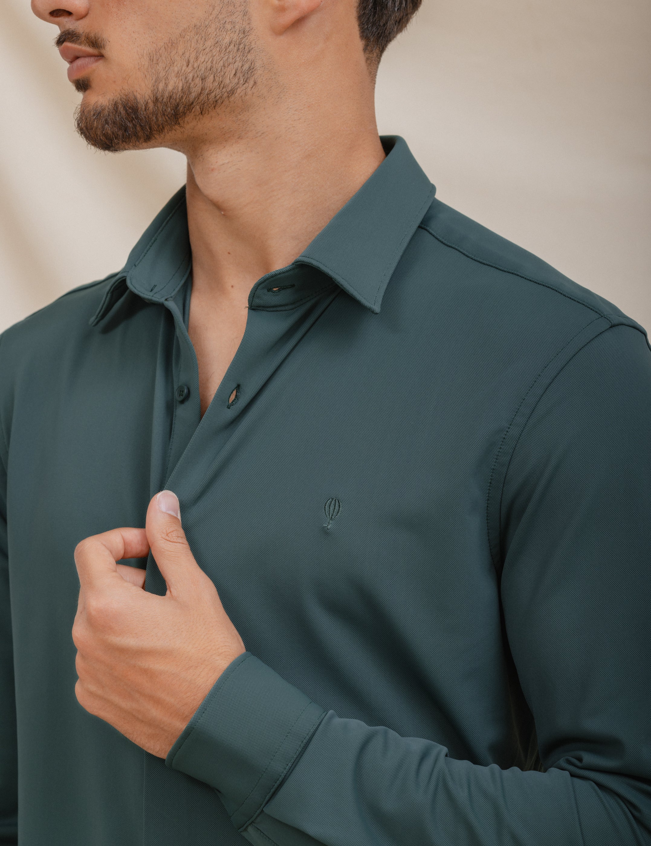 CAMISA ELÁSTICA VERDE CON VARILLA