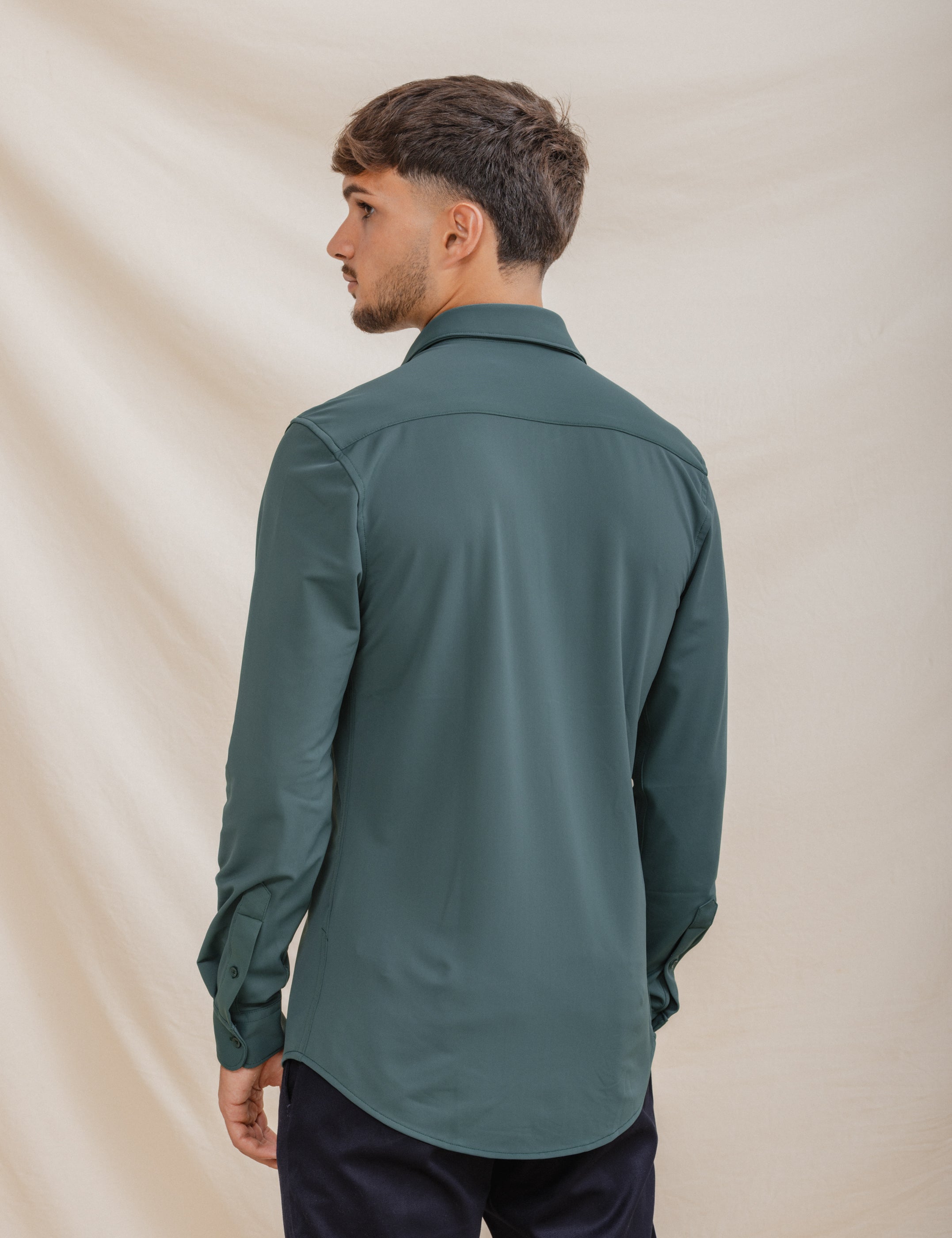 CAMISA ELÁSTICA VERDE CON VARILLA