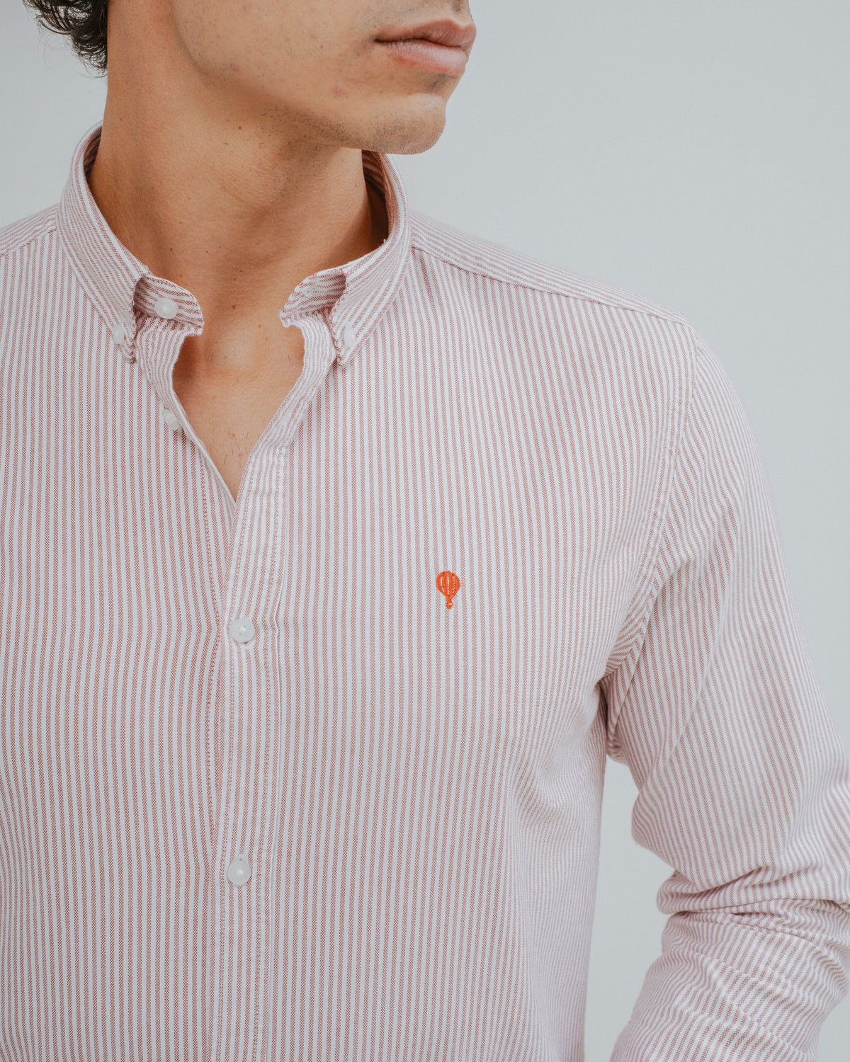 CAMISA OXFORD LISTRADA VERMELHA