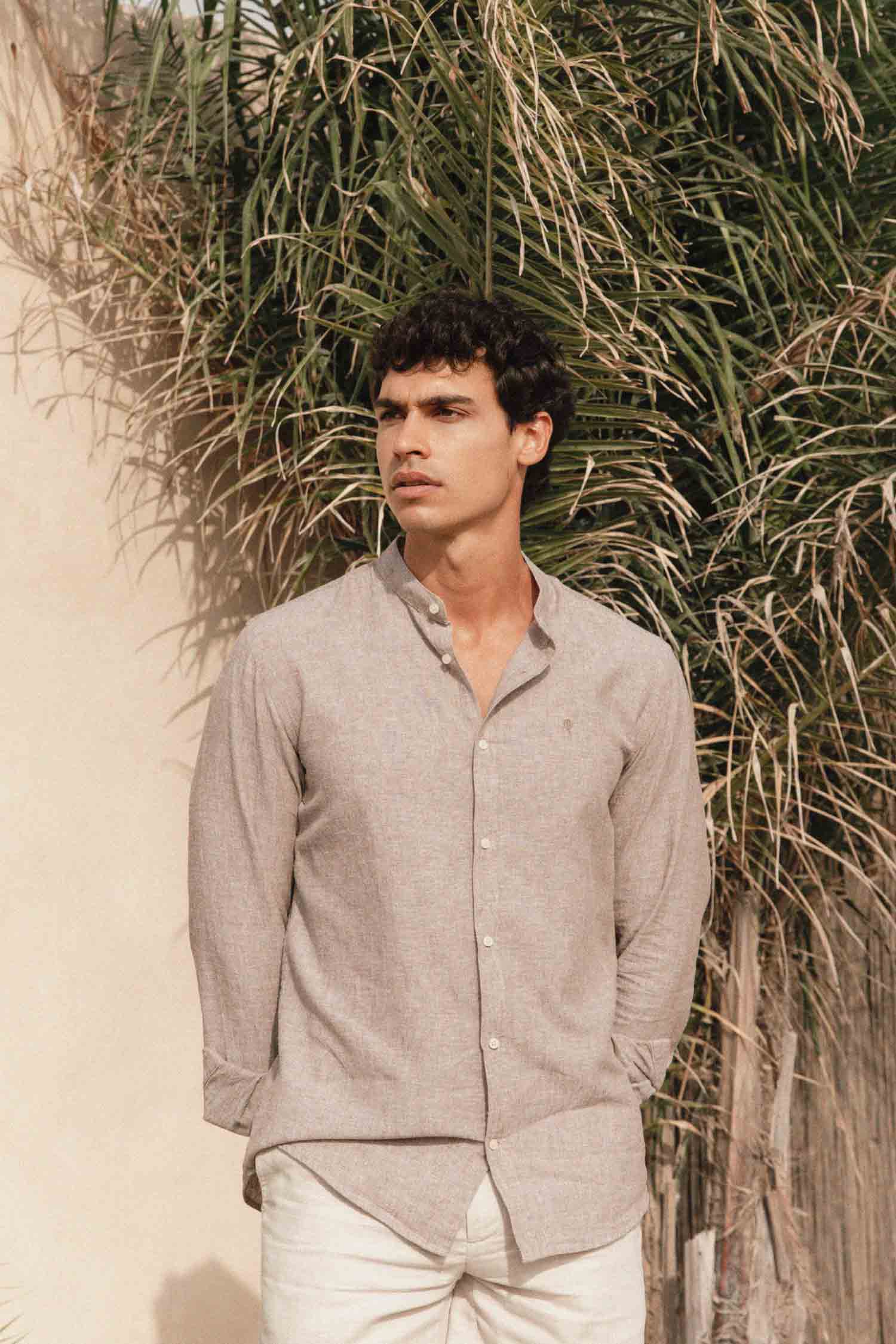 CAMISA LINO MARRÓN CUELLO MAO