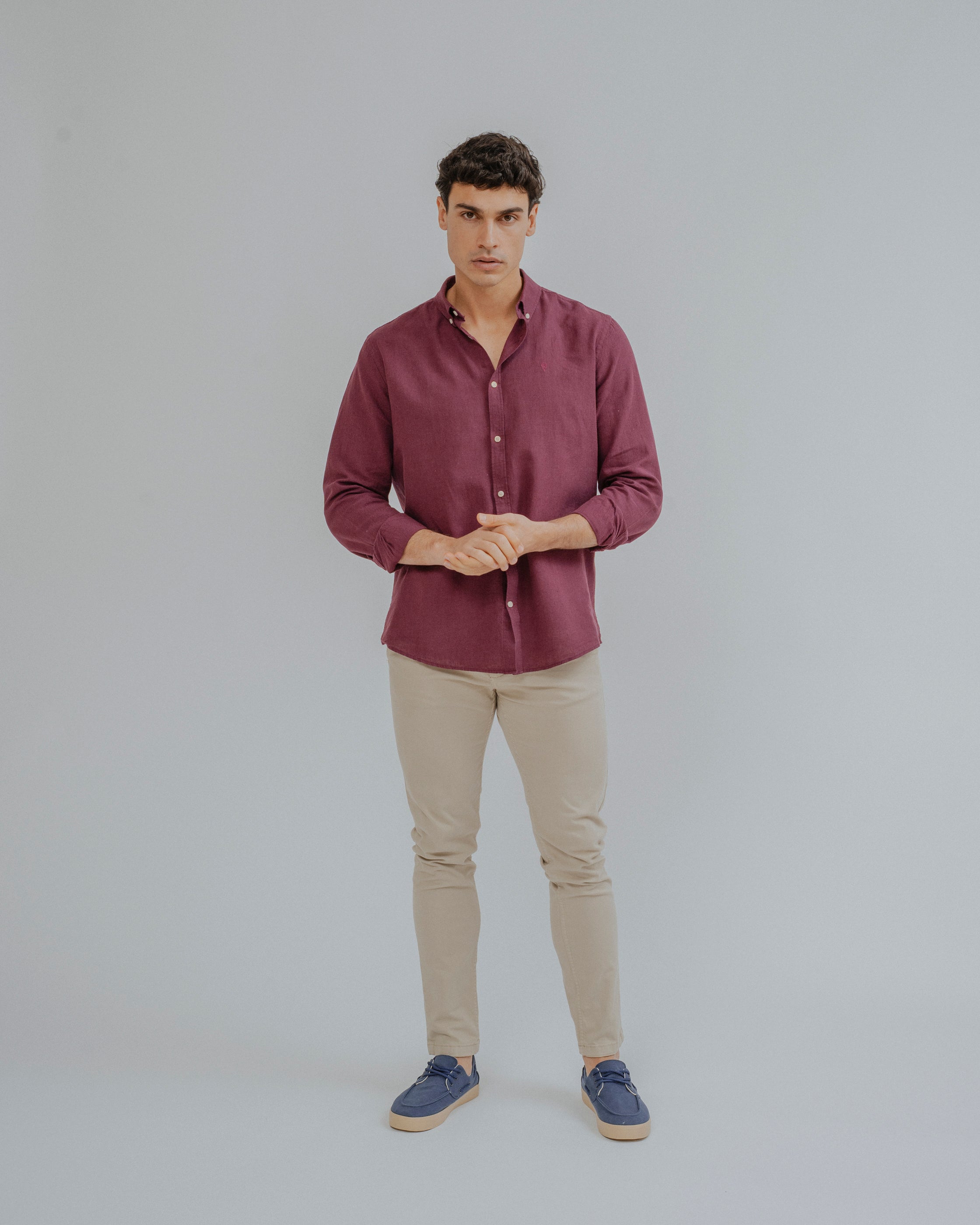 CAMISA CON LINO BURDEOS