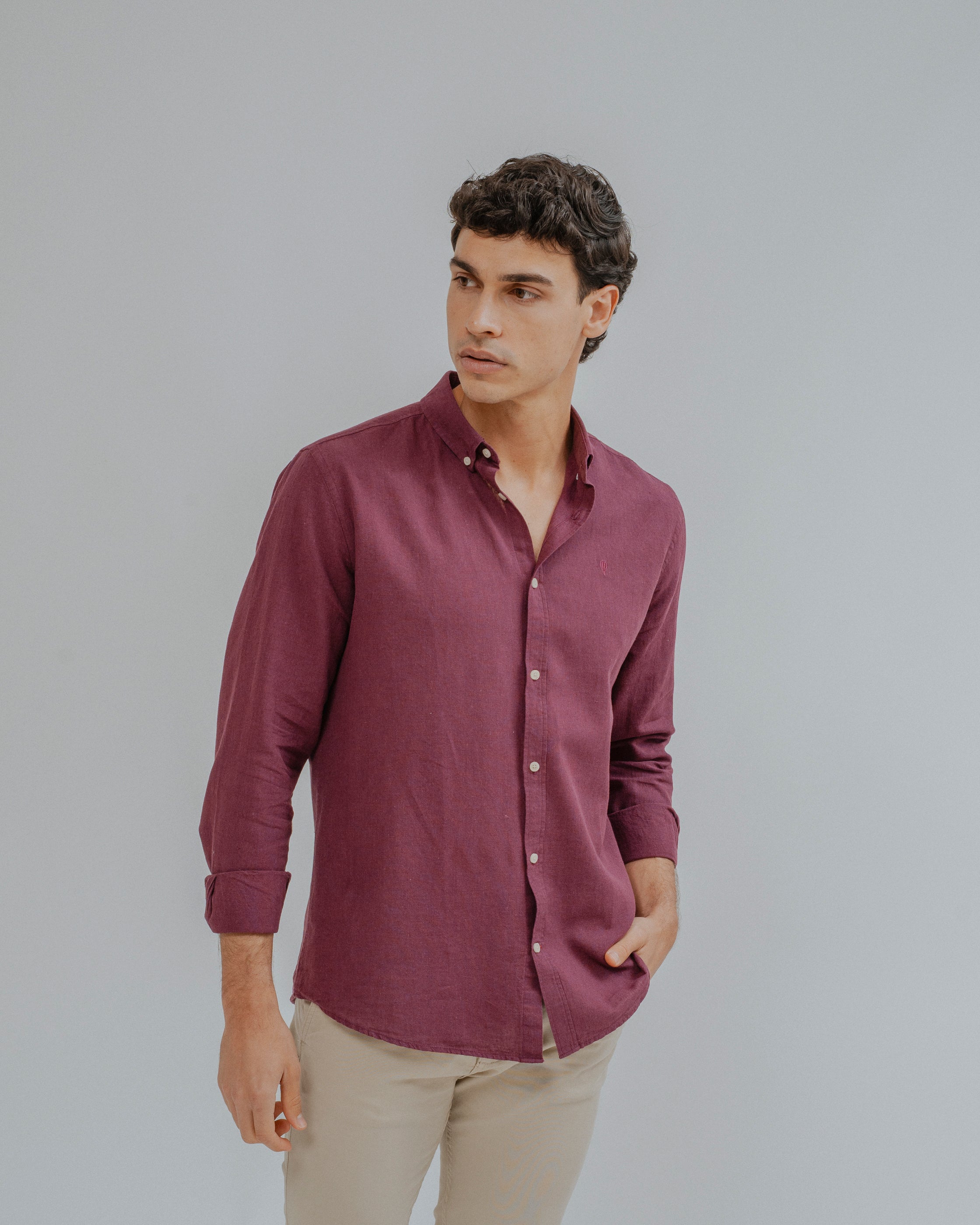 CAMISA CON LINO BURDEOS