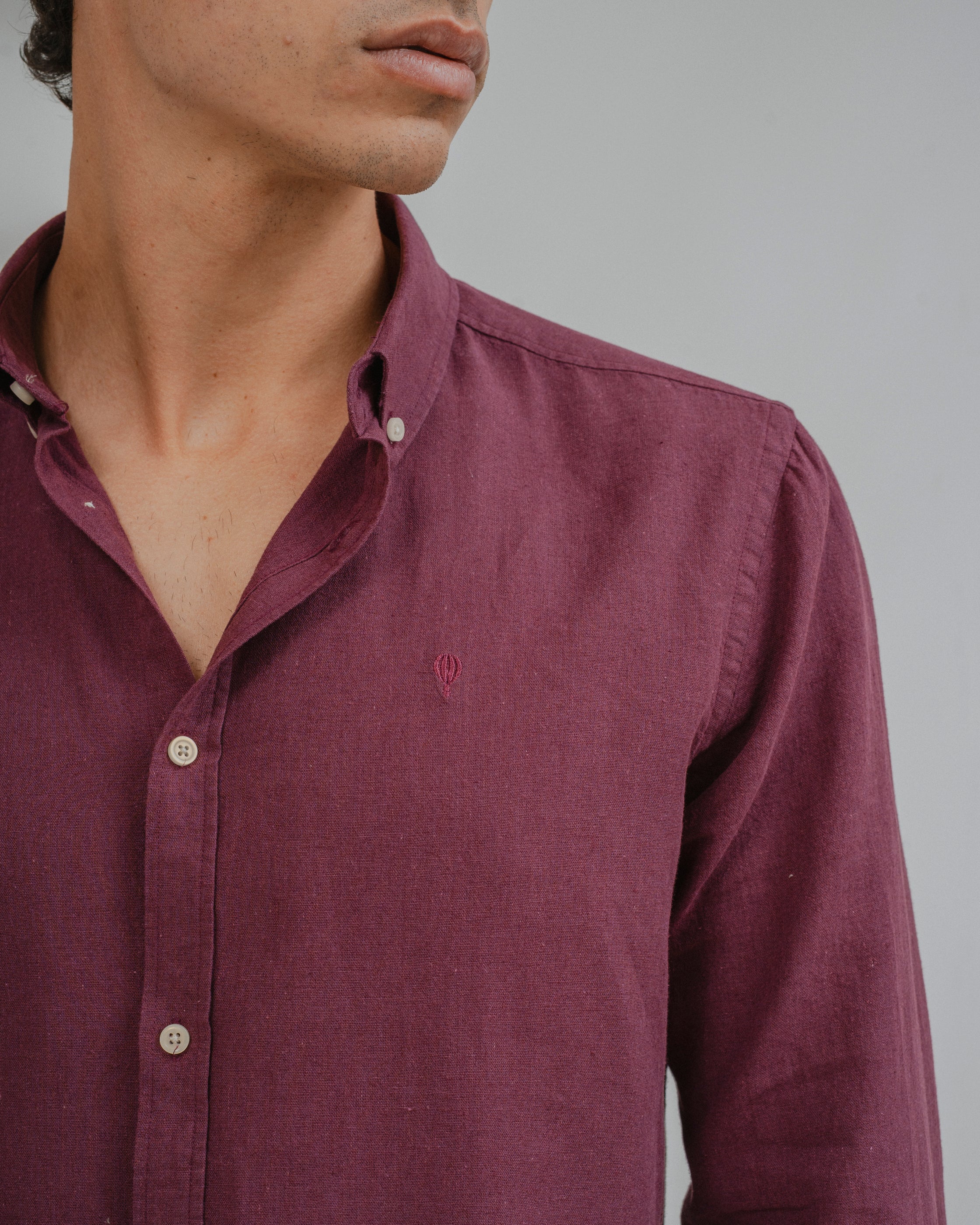 CAMISA CON LINO BURDEOS