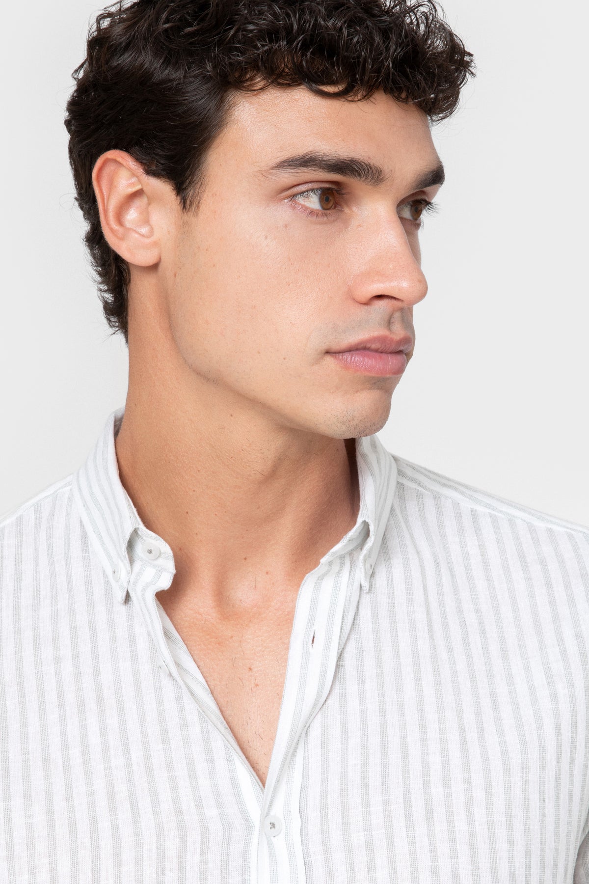 CAMISA DE LINHO ÀS RISCAS VERDES