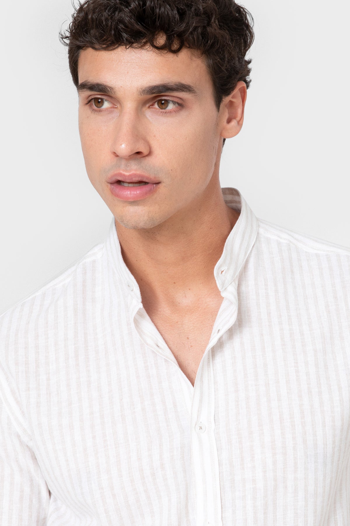 CAMISA GOLA CHINESA LINHO LISTRADA BEGE