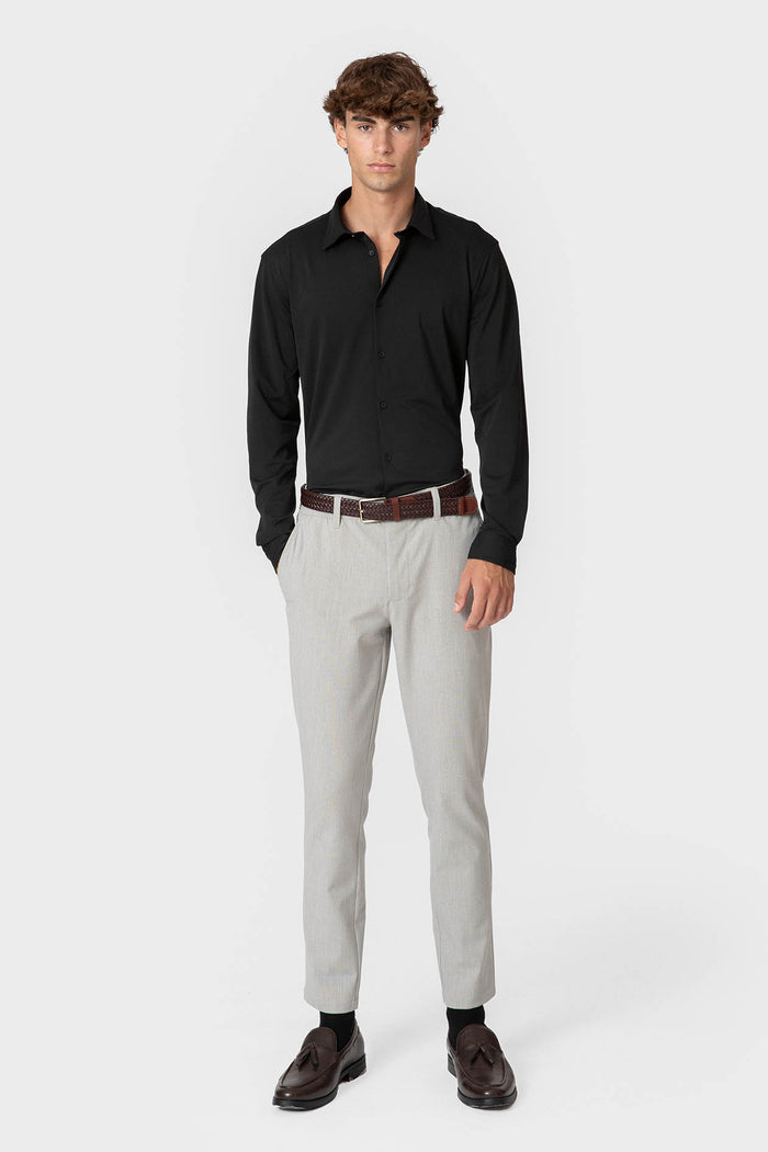 CAMISA ELÁSTICA NEGRA CON VARILLA