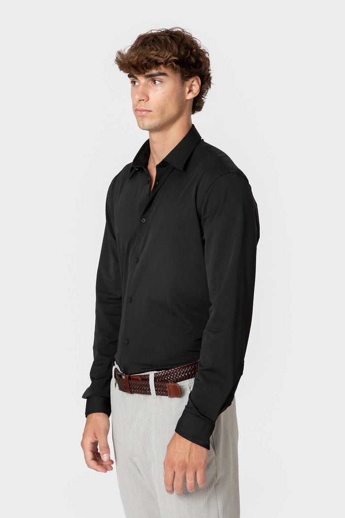 CAMISA ELÁSTICA NEGRA CON VARILLA