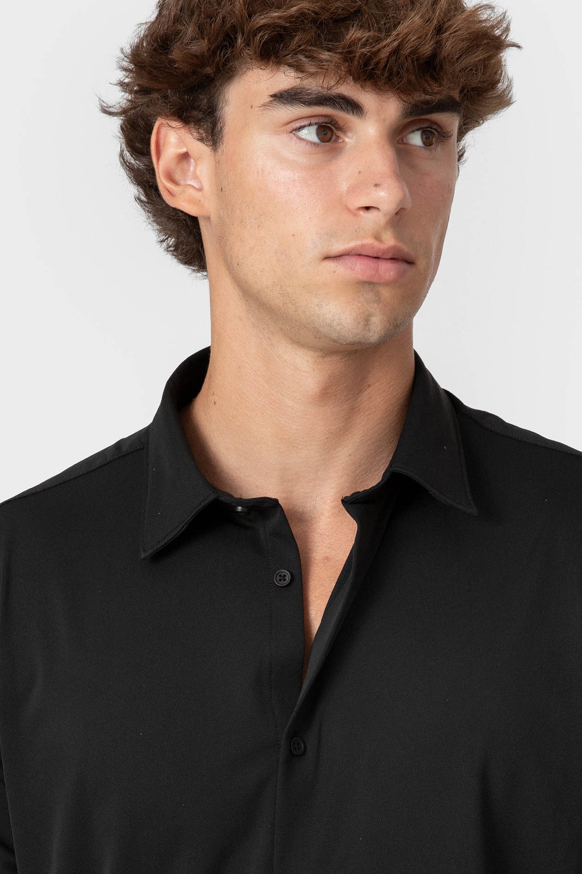 CAMISA ELÁSTICA NEGRA CON VARILLA