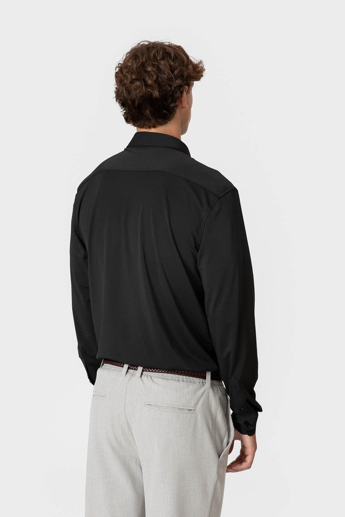 CAMISA ELÁSTICA NEGRA CON VARILLA