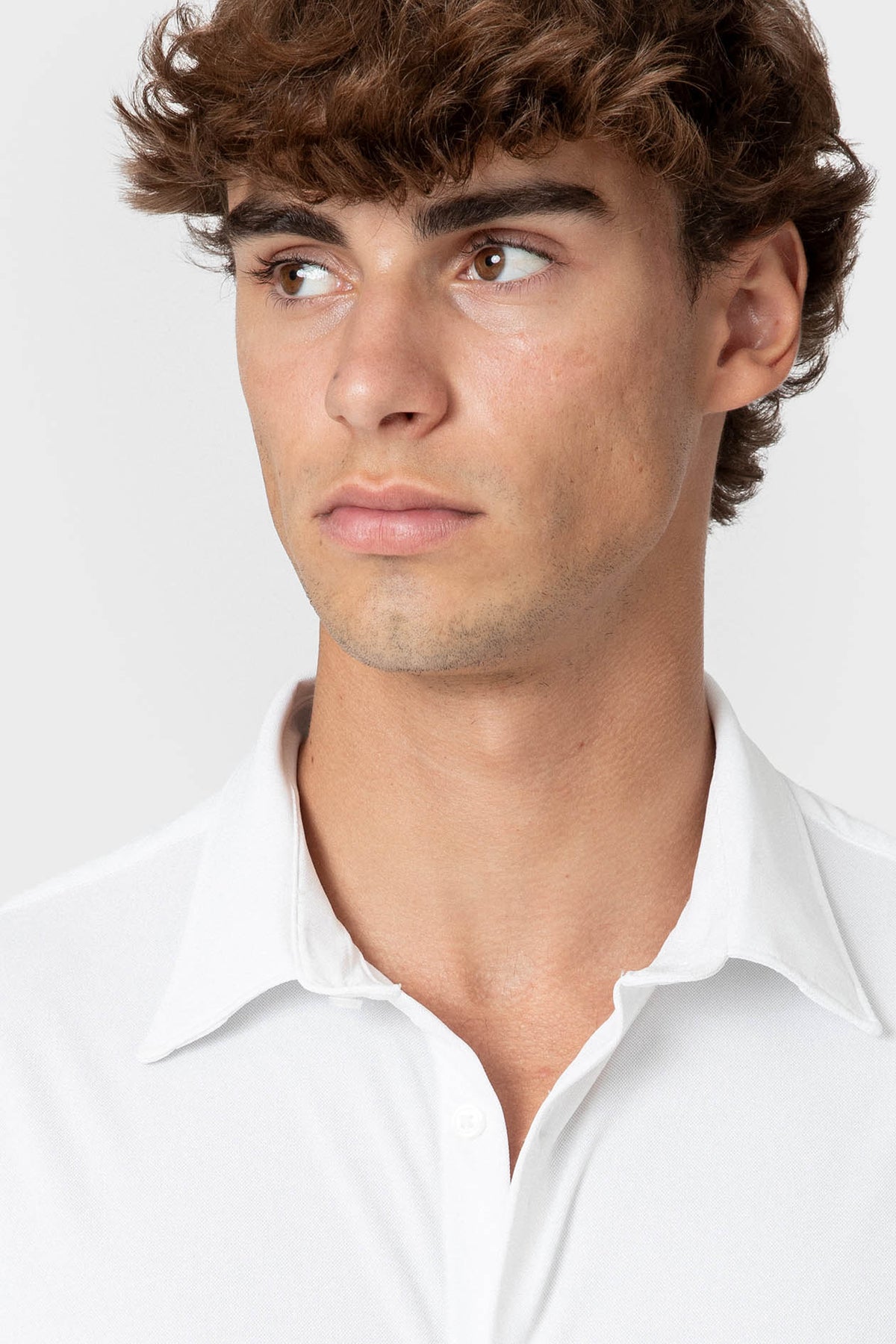 CAMISA ELÁSTICA BLANCA CON VARILLA