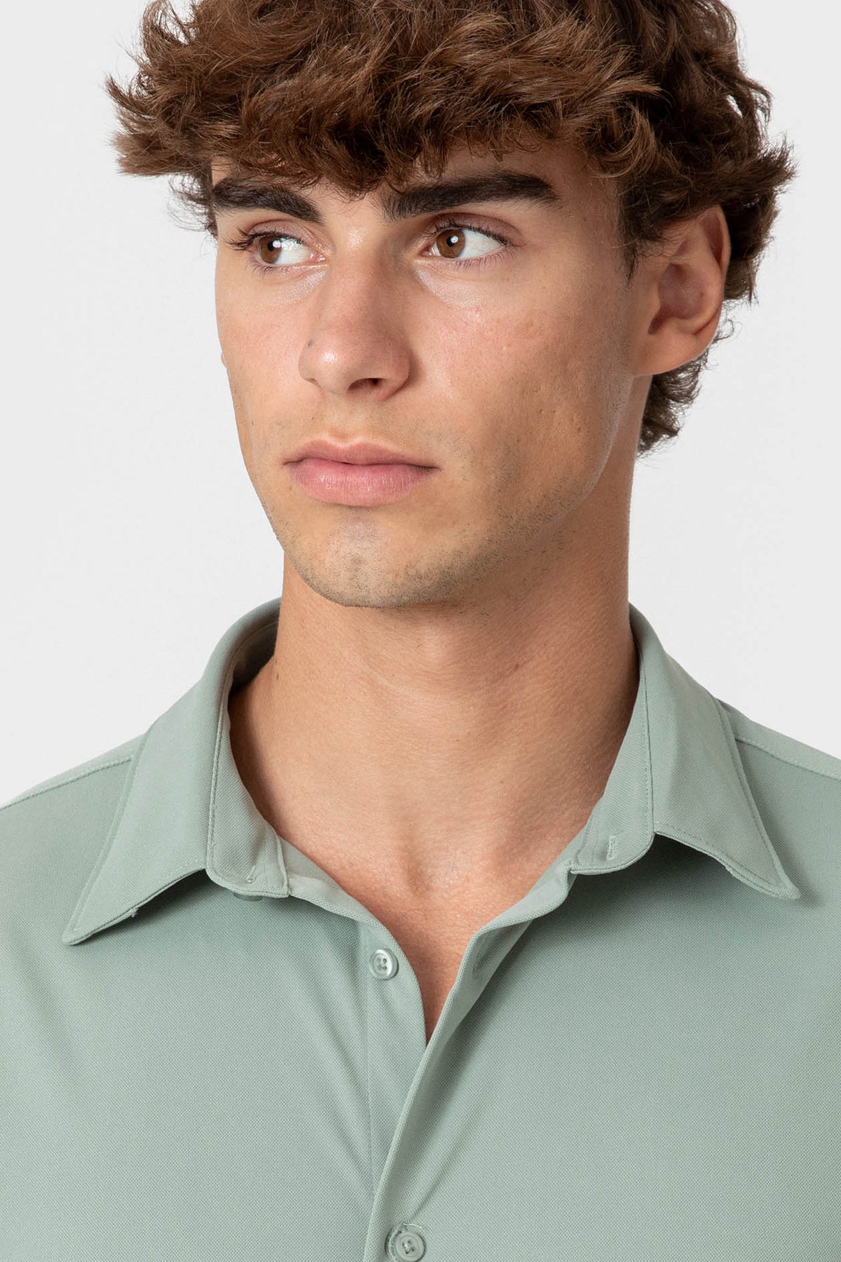 CAMISA ELÁSTICA VERDE CON VARILLA