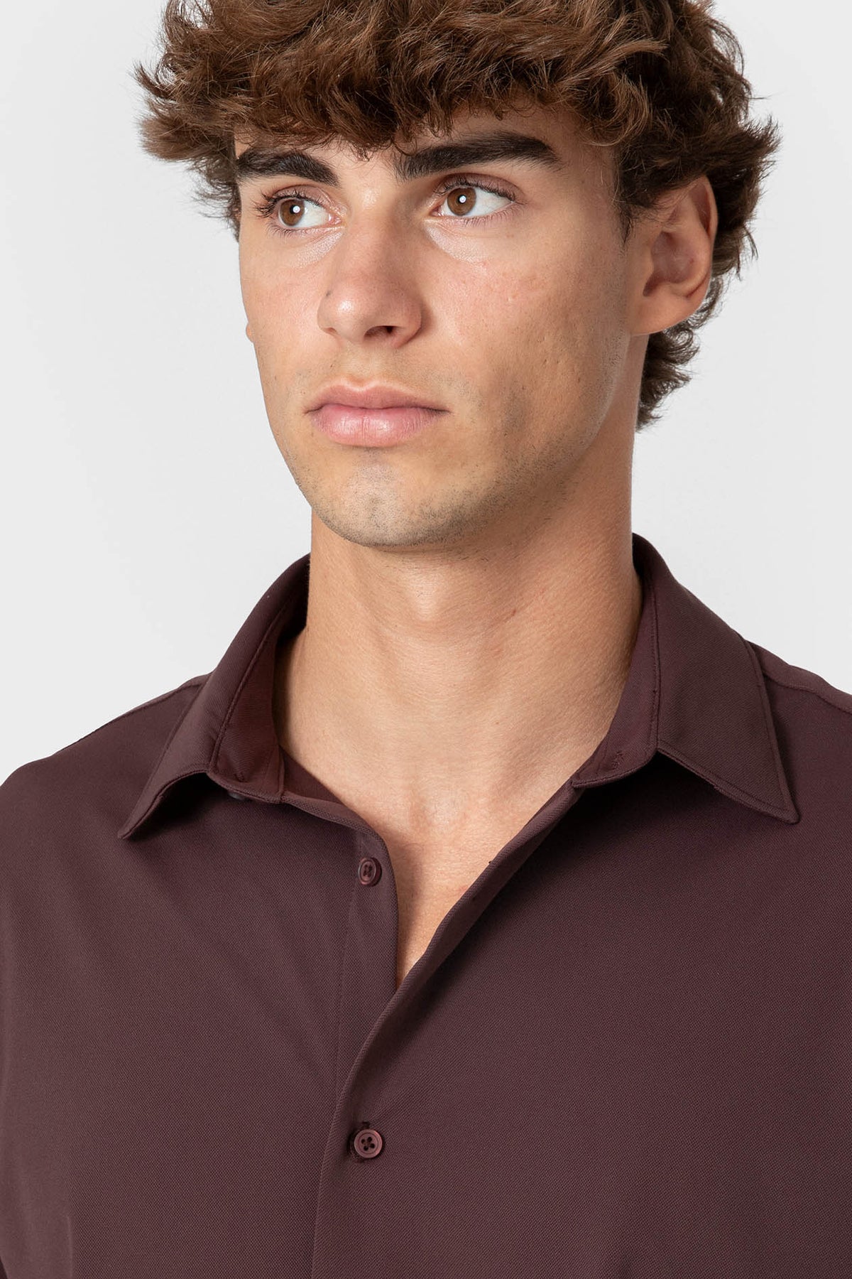 CAMISA ELÁSTICA BERENJENA CON VARILLA