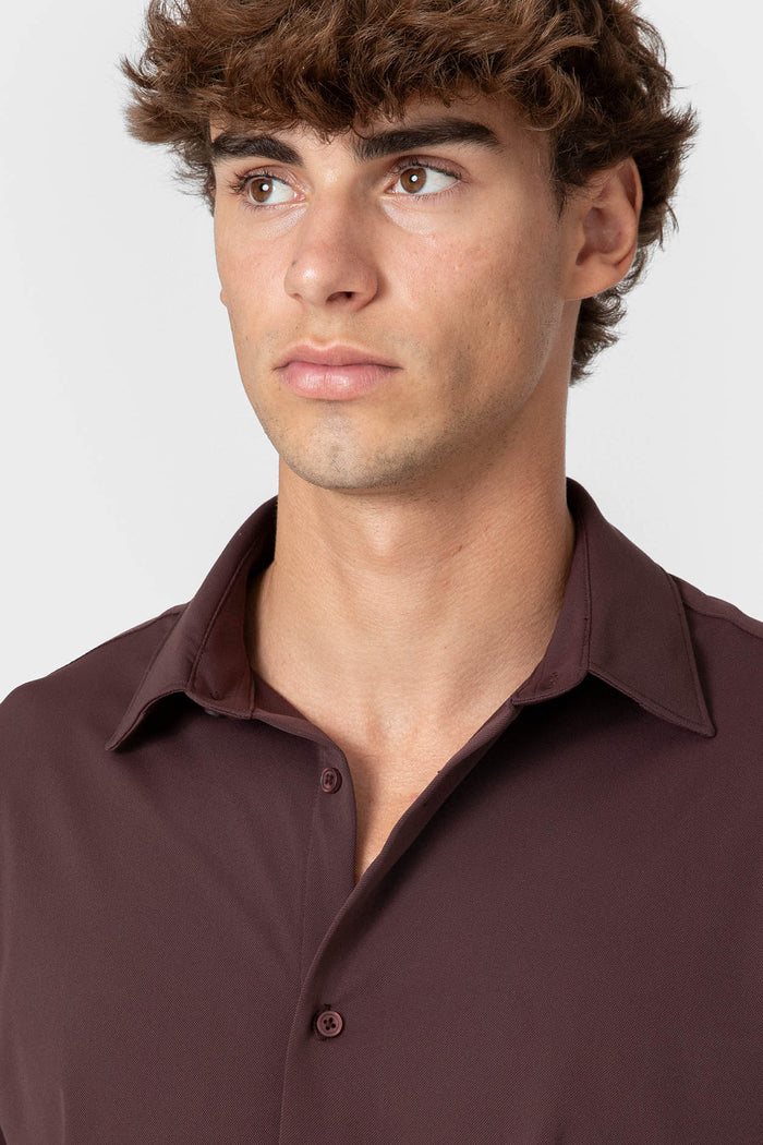 CAMISA ELÁSTICA BERENJENA CON VARILLA