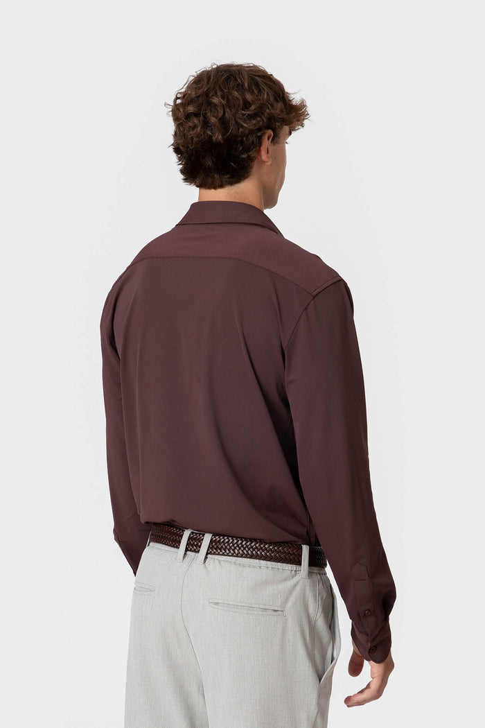 CAMISA ELÁSTICA BERENJENA CON VARILLA