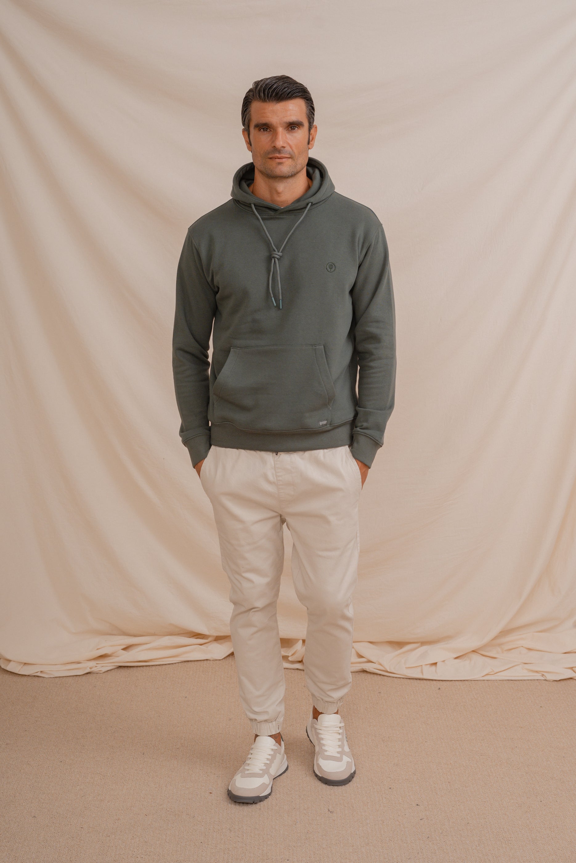 SUDADERA CANGURO CON CAPUCHA VERDE