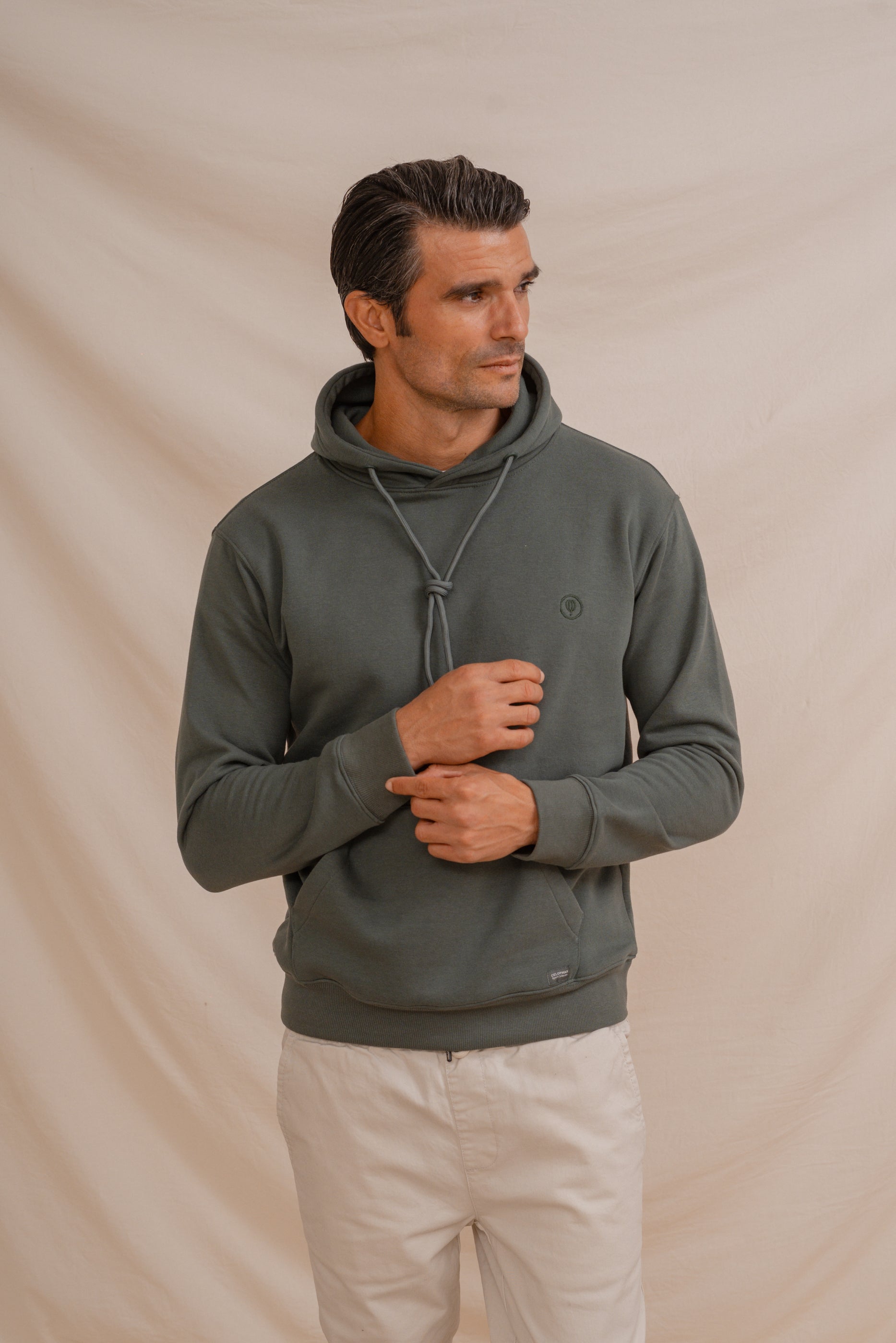 SUDADERA CANGURO CON CAPUCHA VERDE