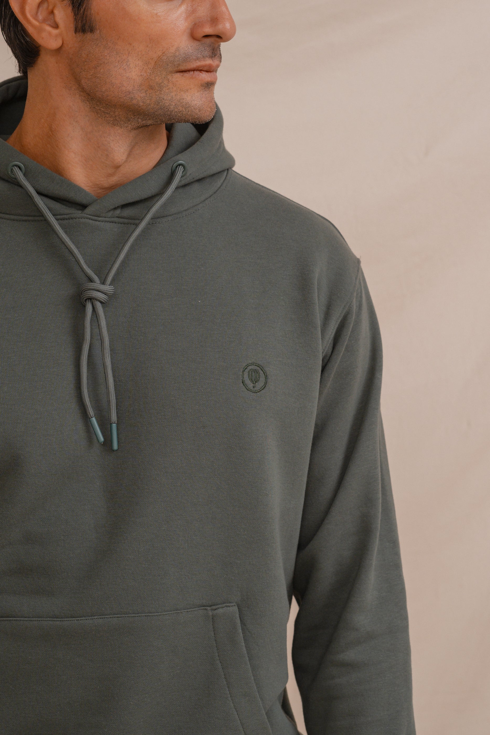 SUDADERA CANGURO CON CAPUCHA VERDE