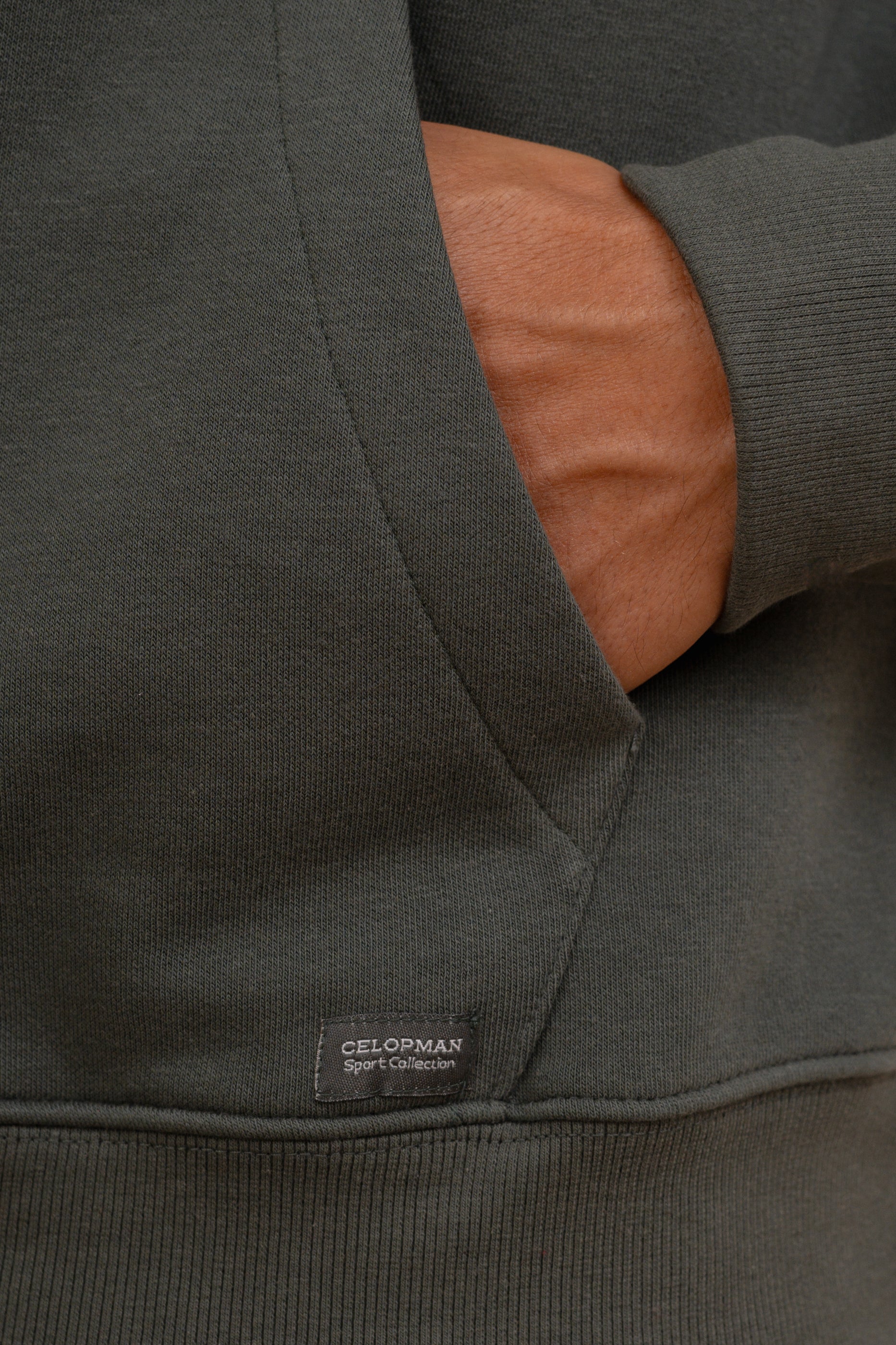 SUDADERA CANGURO CON CAPUCHA VERDE