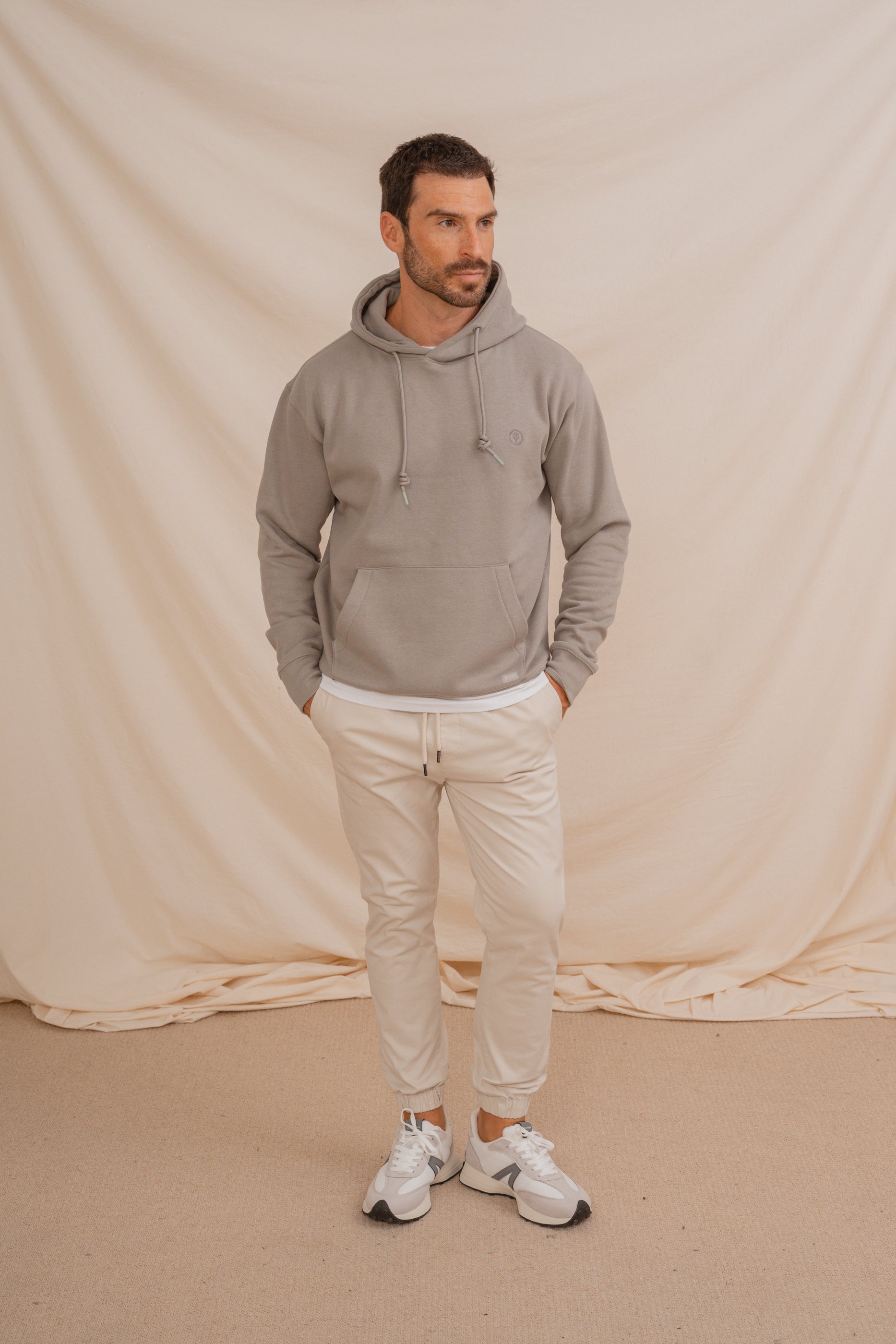 SUDADERA CANGURO CON CAPUCHA GRÍS