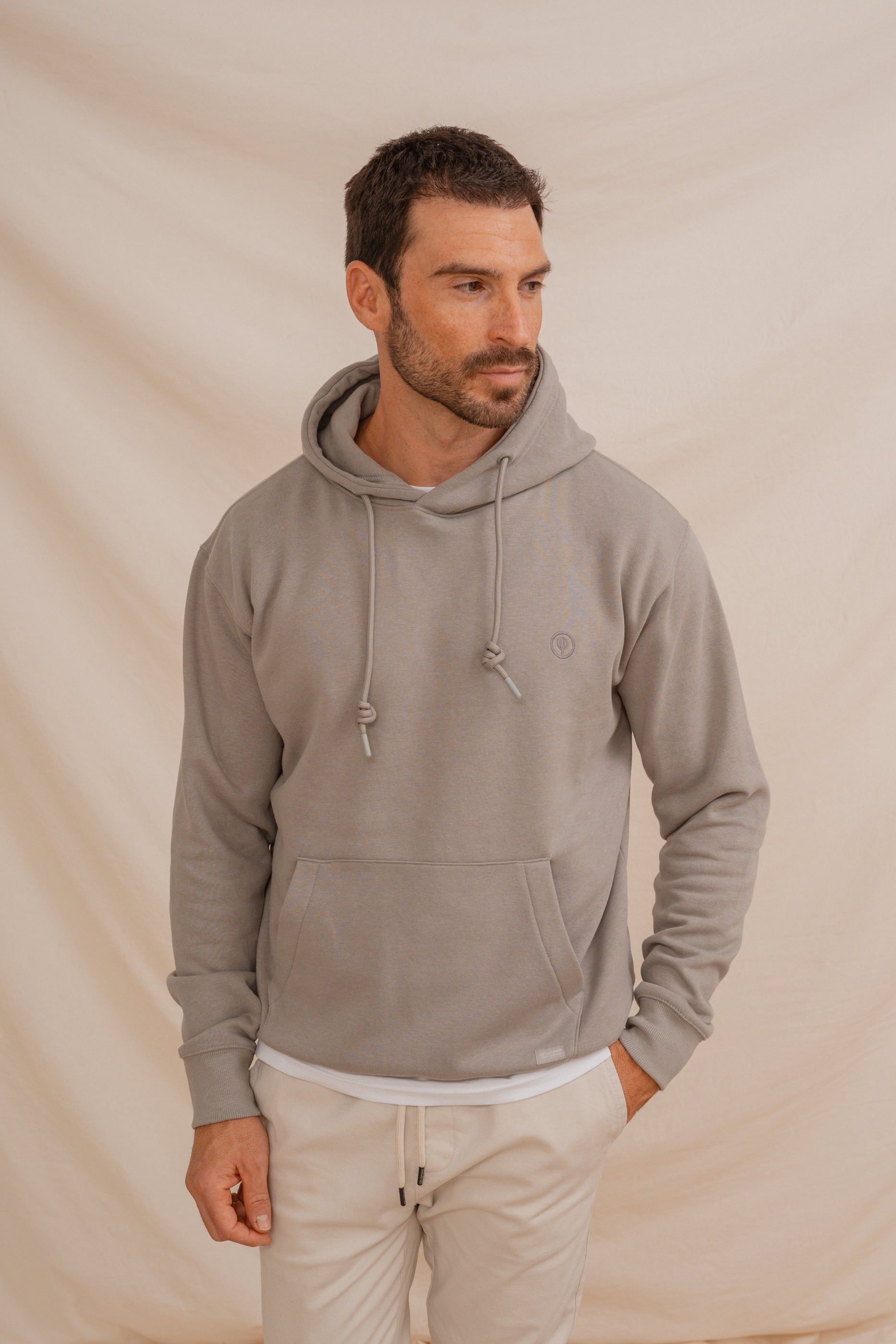 SUDADERA CANGURO CON CAPUCHA GRÍS