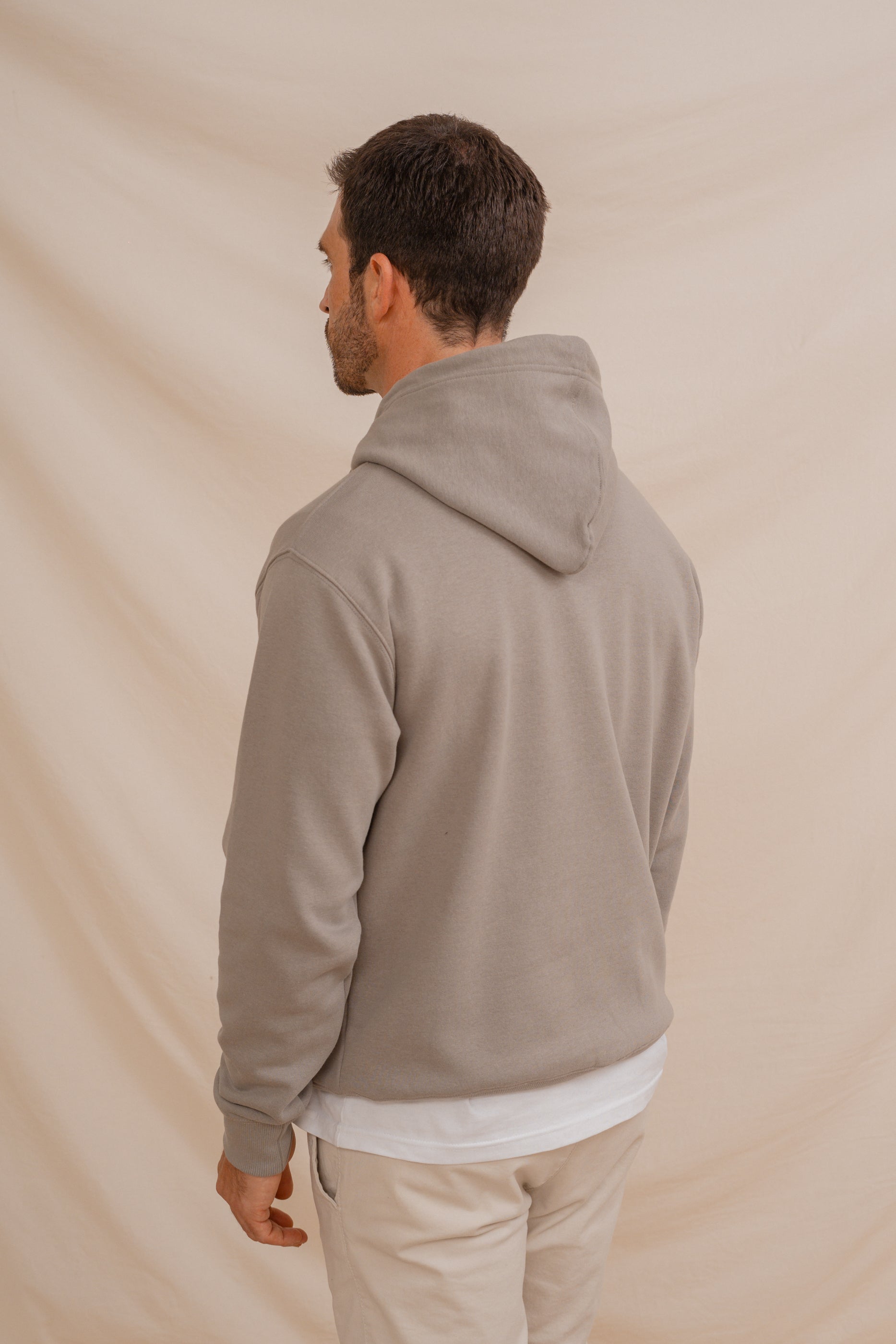 SUDADERA CANGURO CON CAPUCHA GRÍS