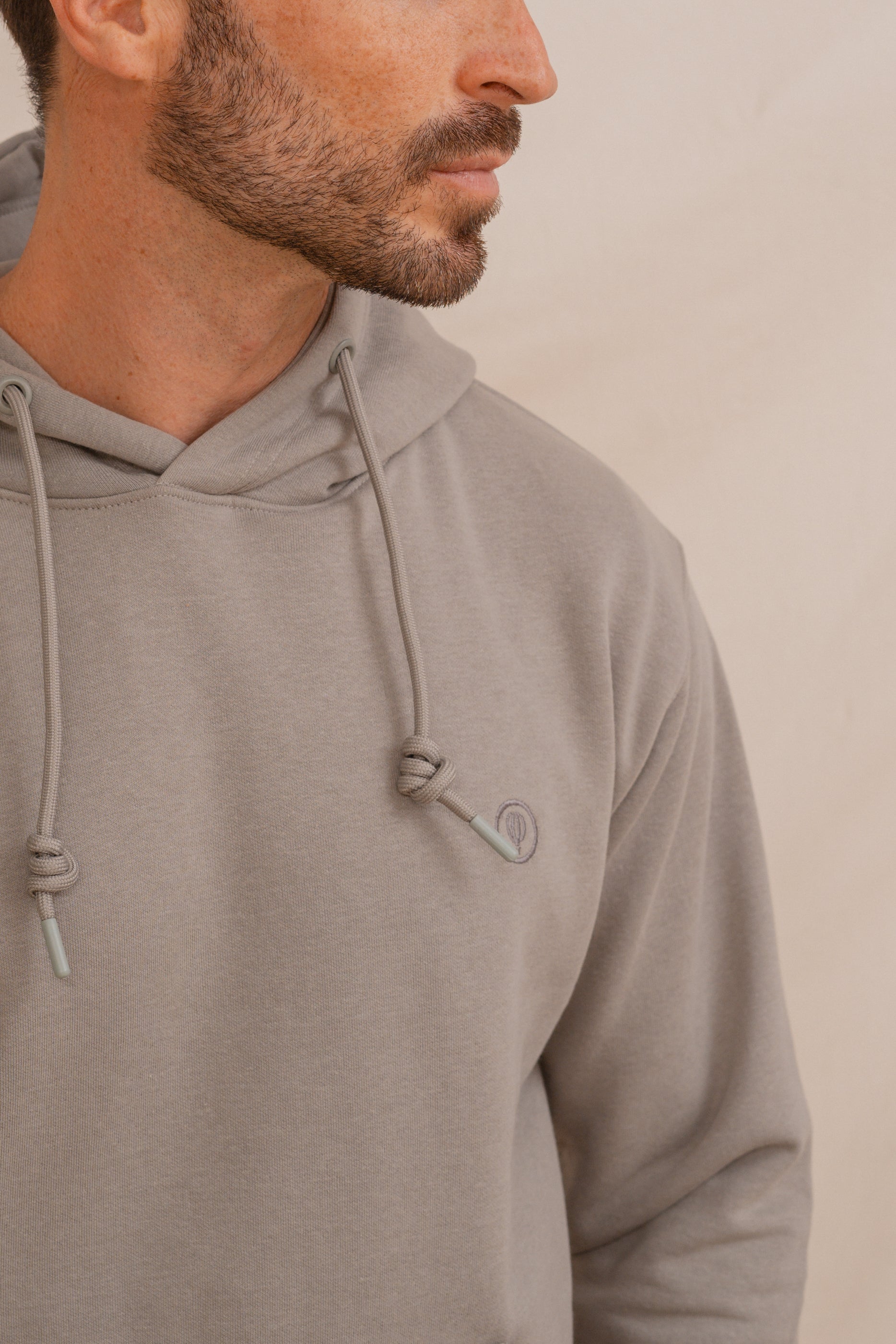 SUDADERA CANGURO CON CAPUCHA GRÍS