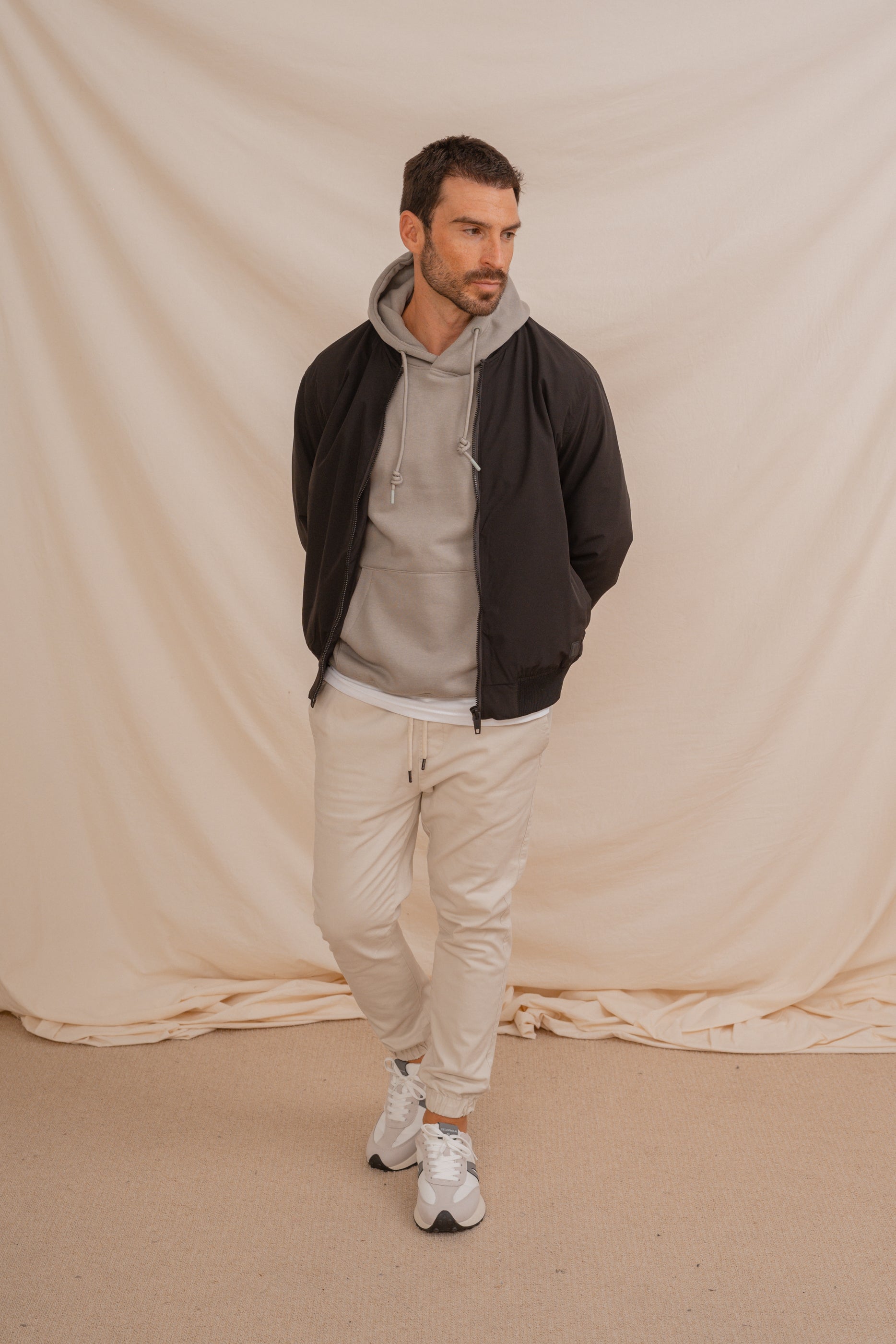 SUDADERA CANGURO CON CAPUCHA GRÍS