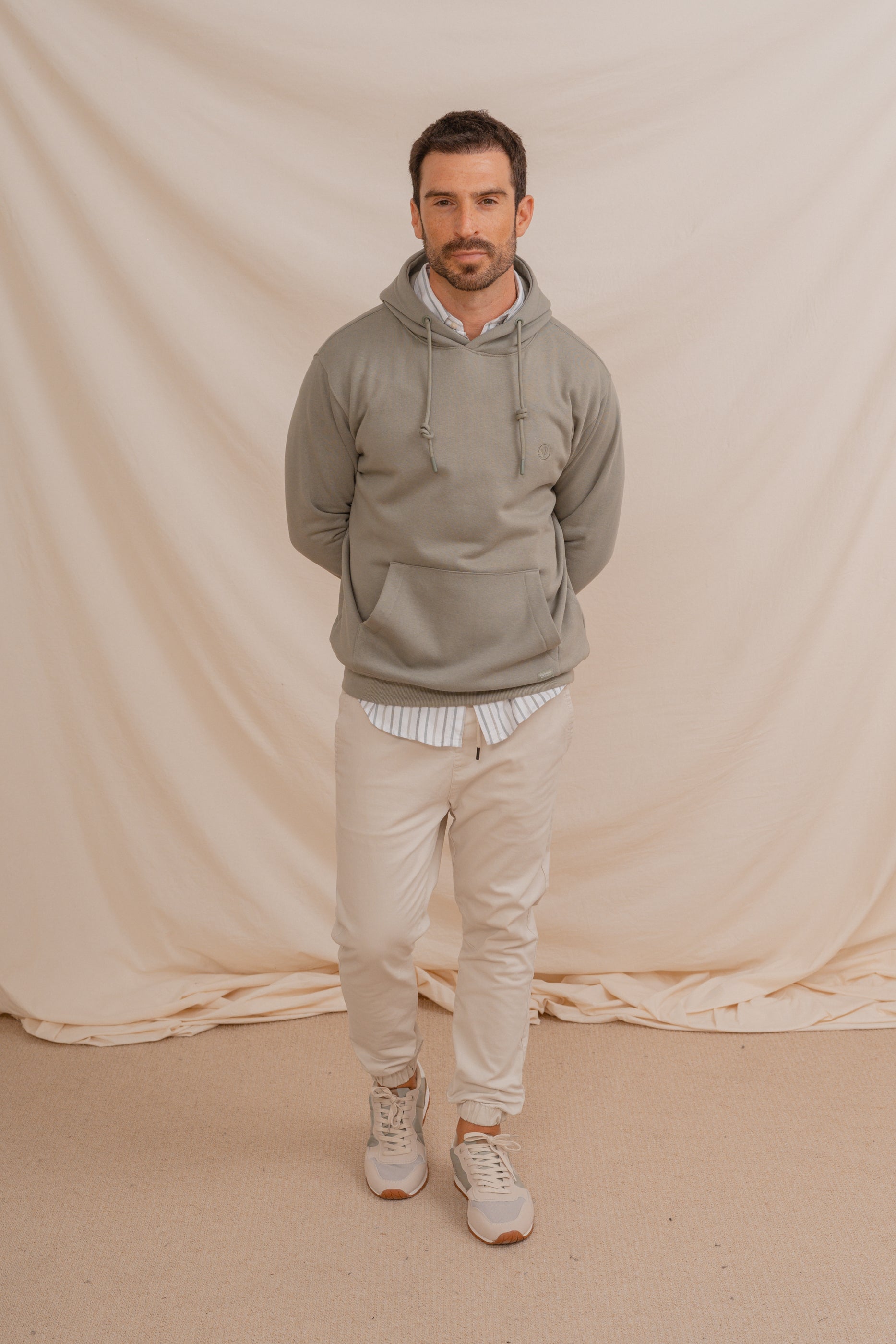 SUDADERA CANGURO CON CAPUCHA VERDE MANZANA