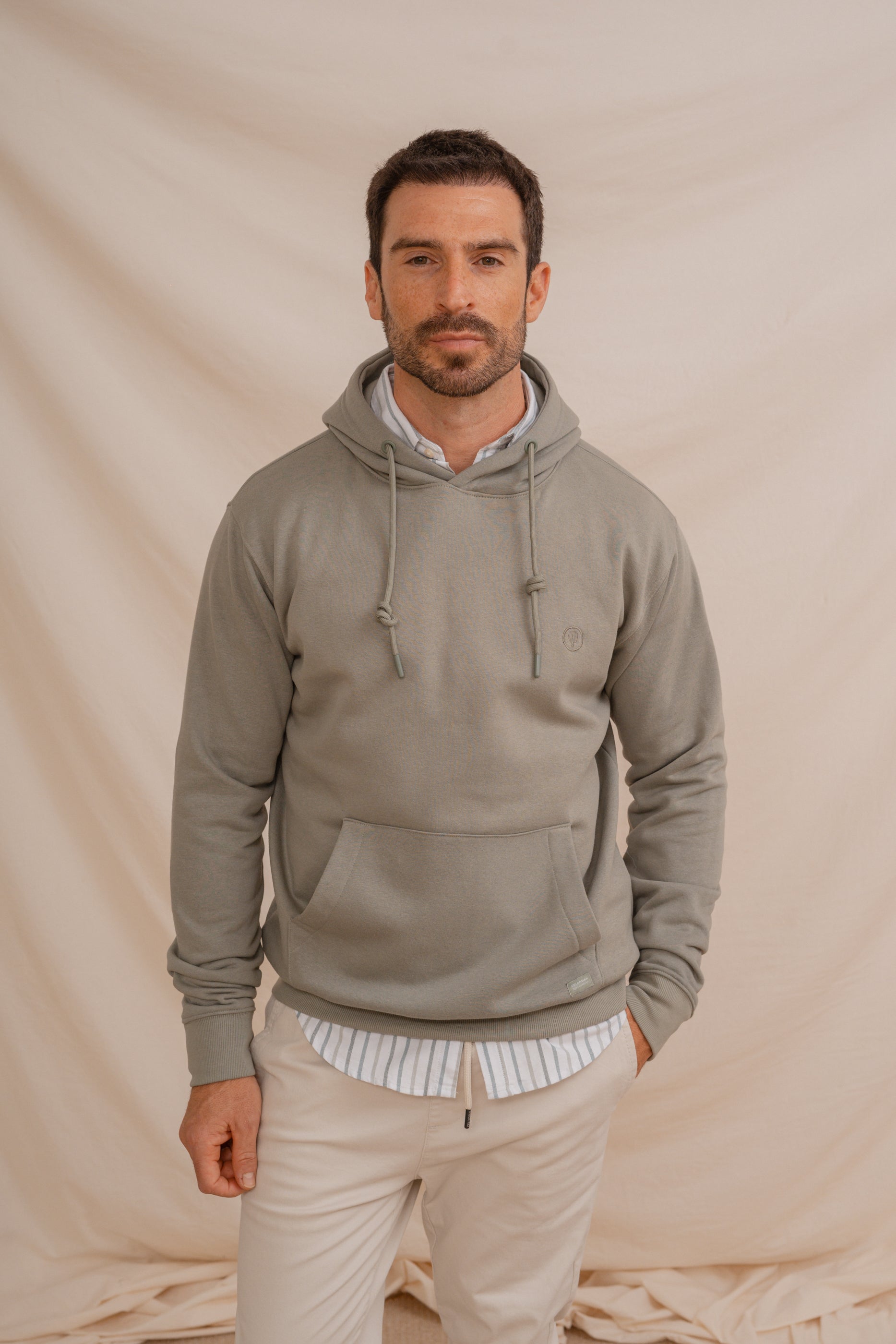 SUDADERA CANGURO CON CAPUCHA VERDE MANZANA