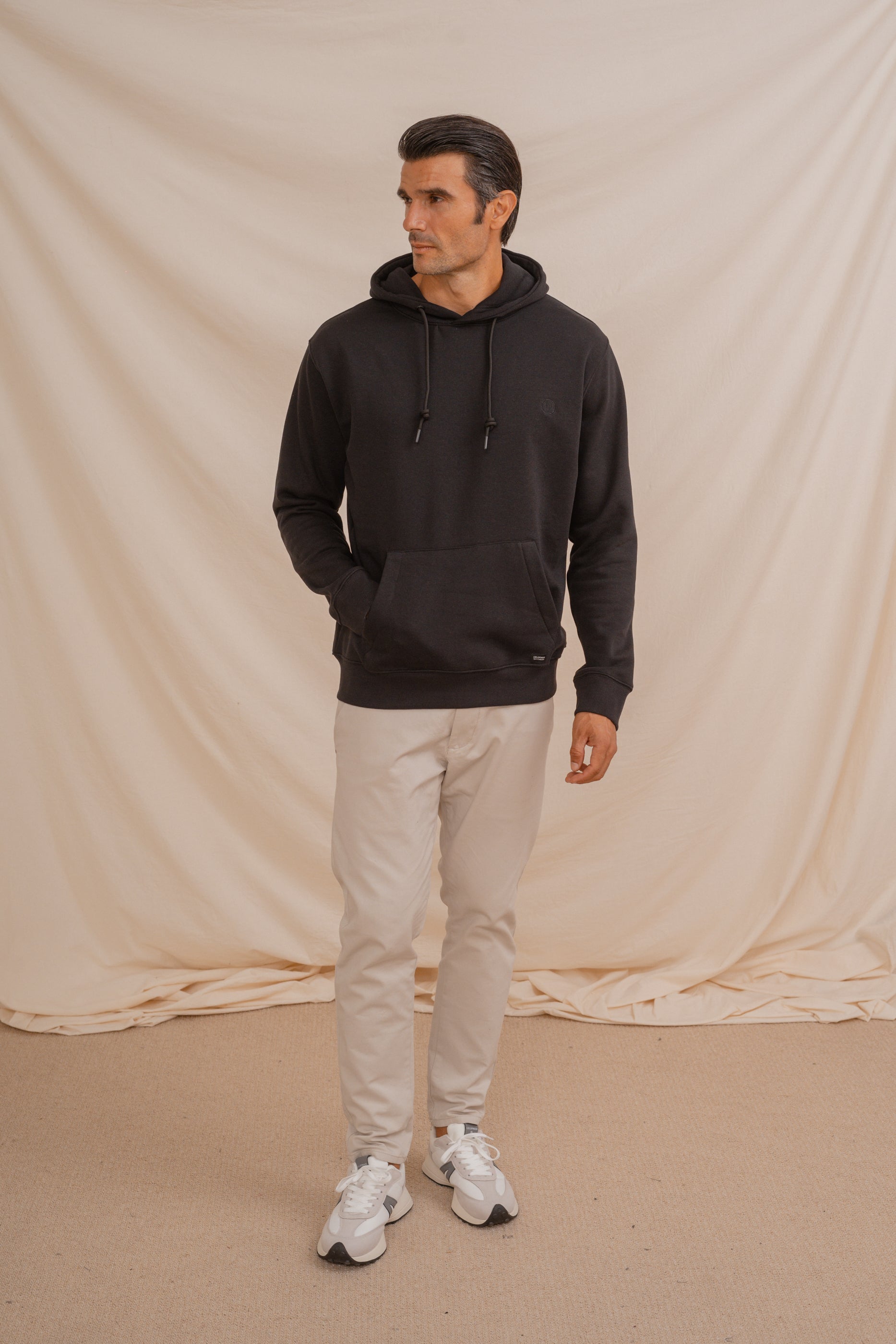 SUDADERA CANGURO CON CAPUCHA NEGRA