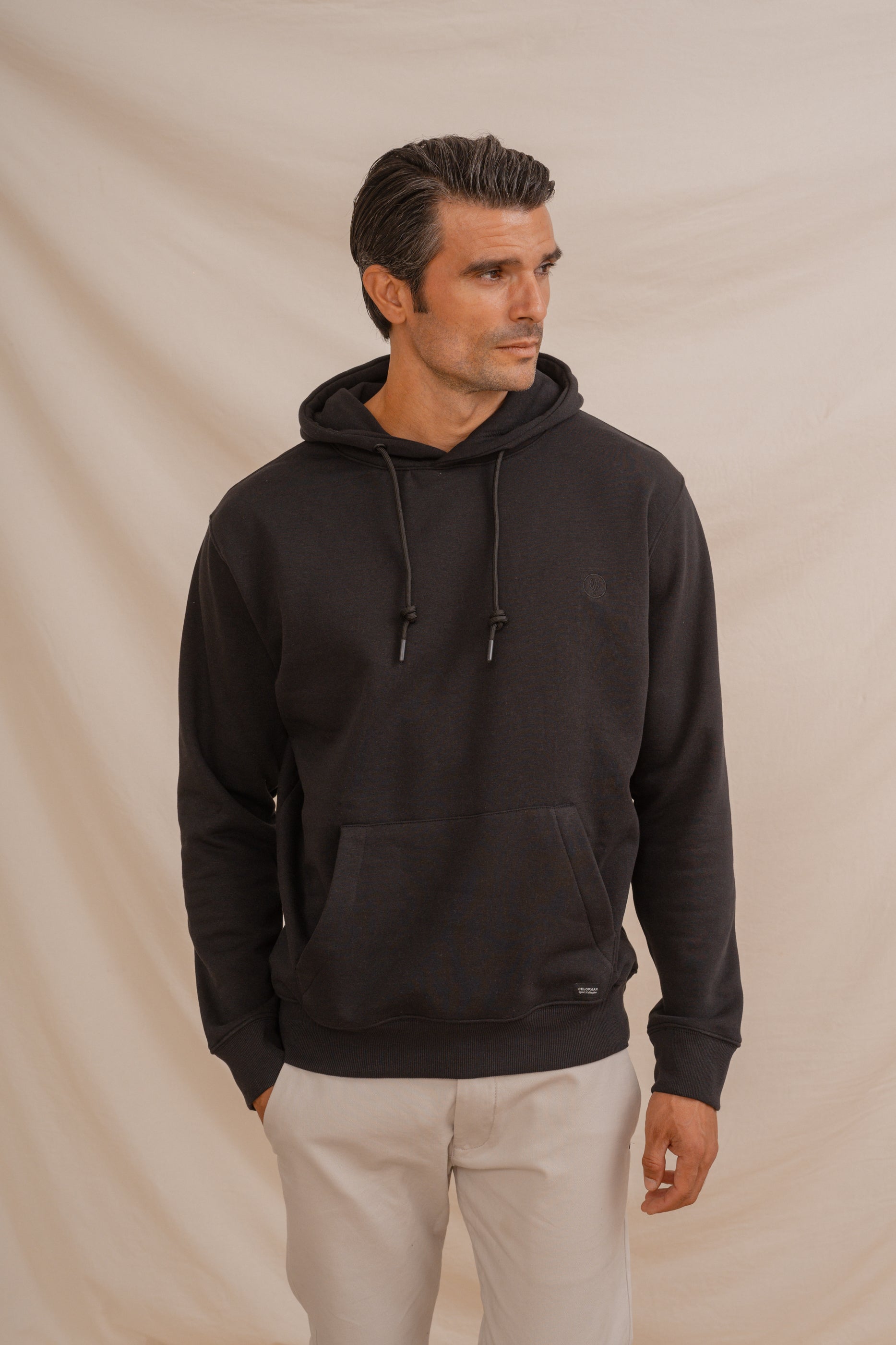 SUDADERA CANGURO CON CAPUCHA NEGRA
