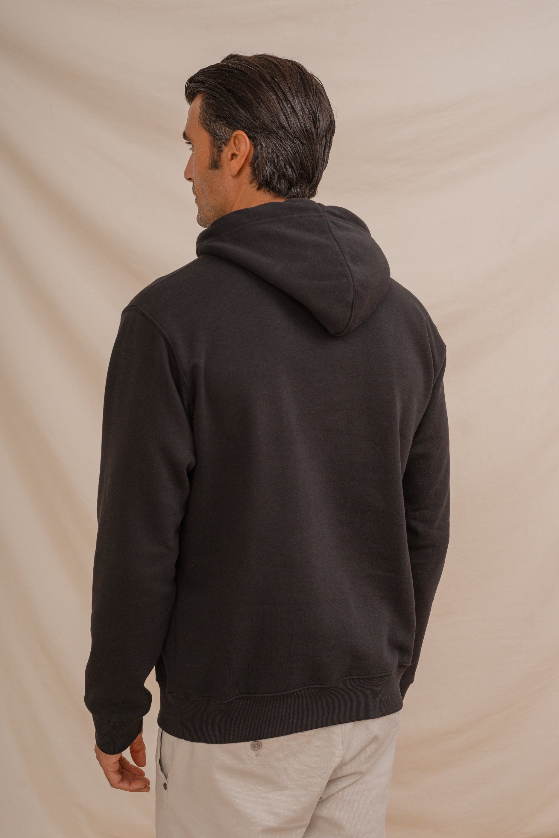 SUDADERA CANGURO CON CAPUCHA NEGRA