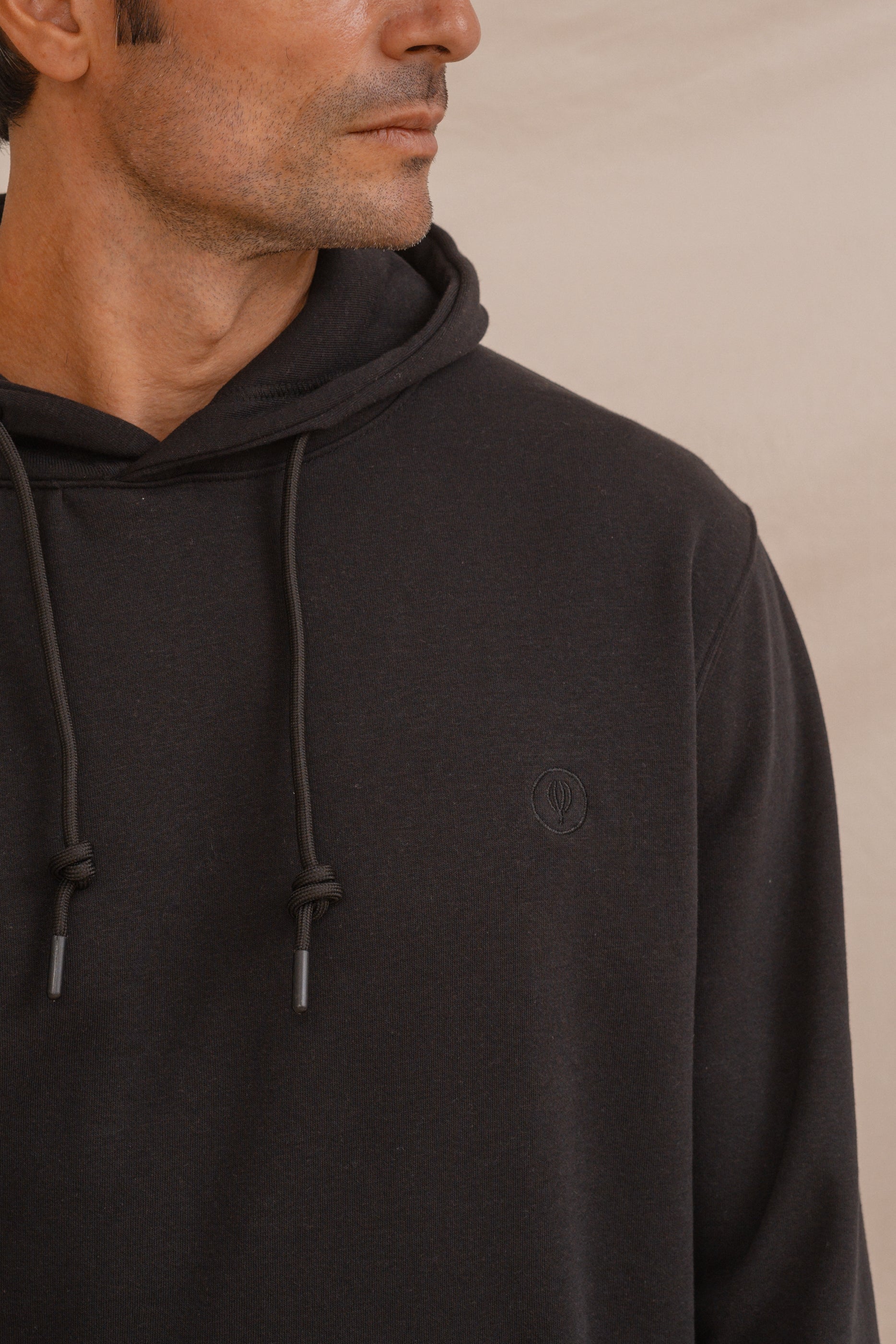 SUDADERA CANGURO CON CAPUCHA NEGRA