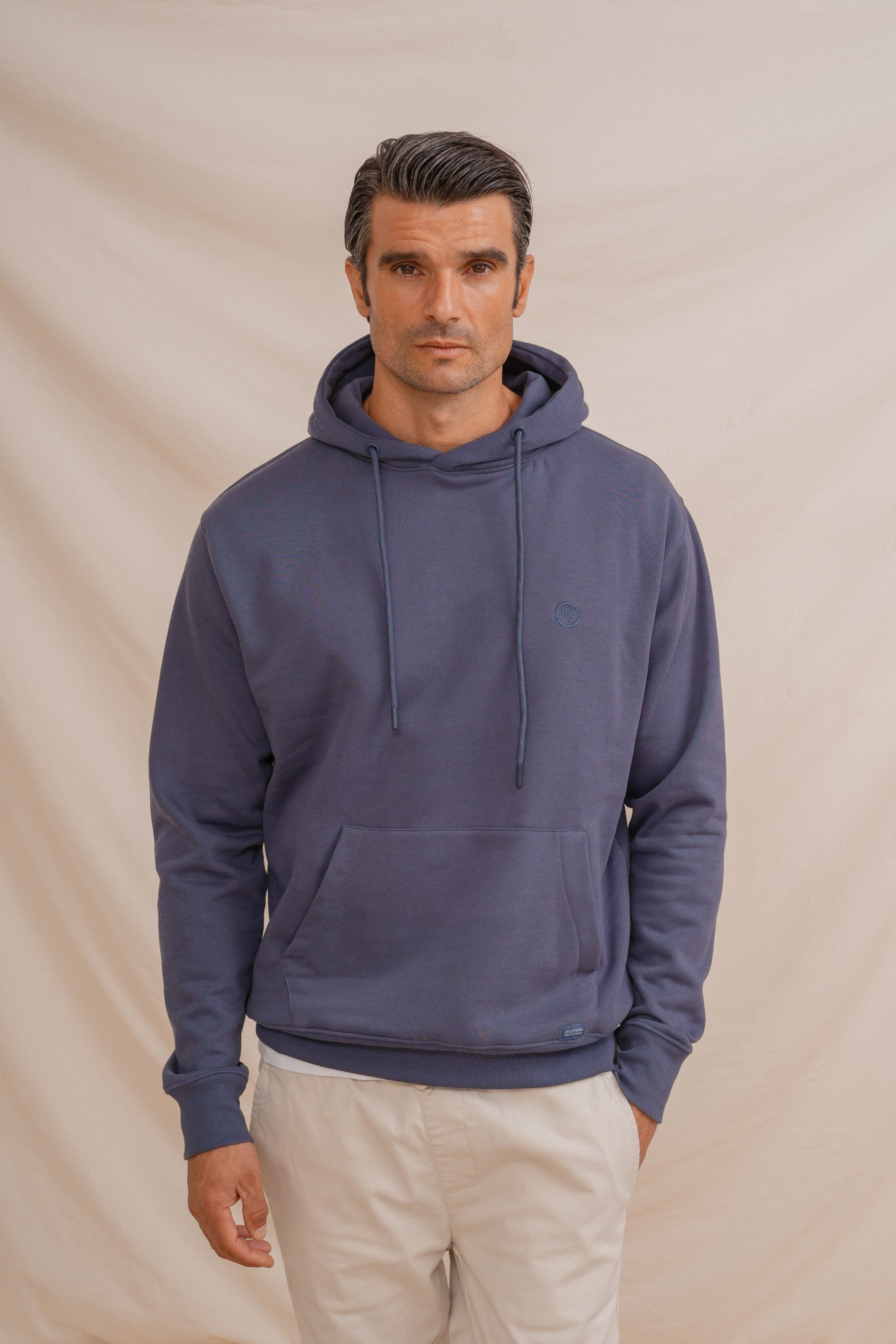 SUDADERA CANGURO CON CAPUCHA AZUL