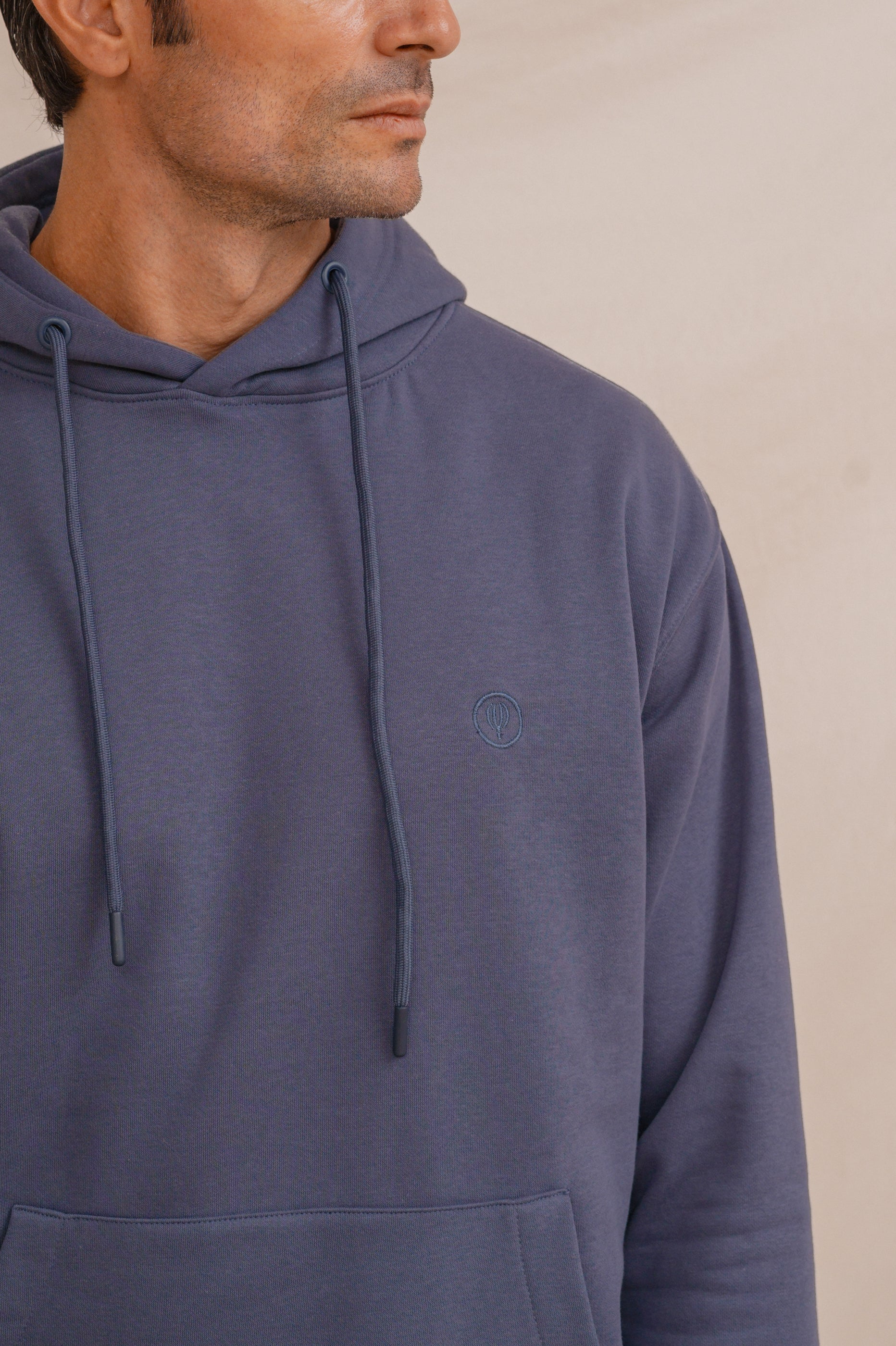 SUDADERA CANGURO CON CAPUCHA AZUL