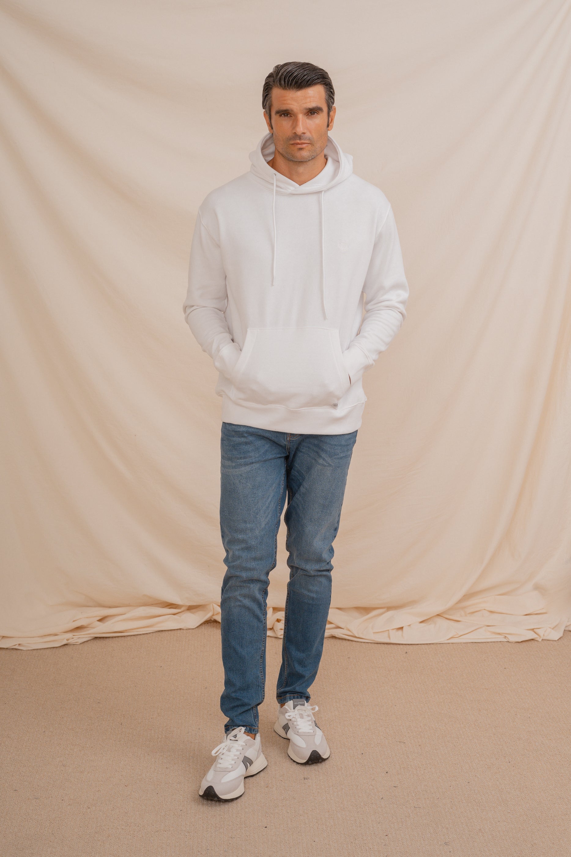 SUDADERA CANGURO CON CAPUCHA BLANCA