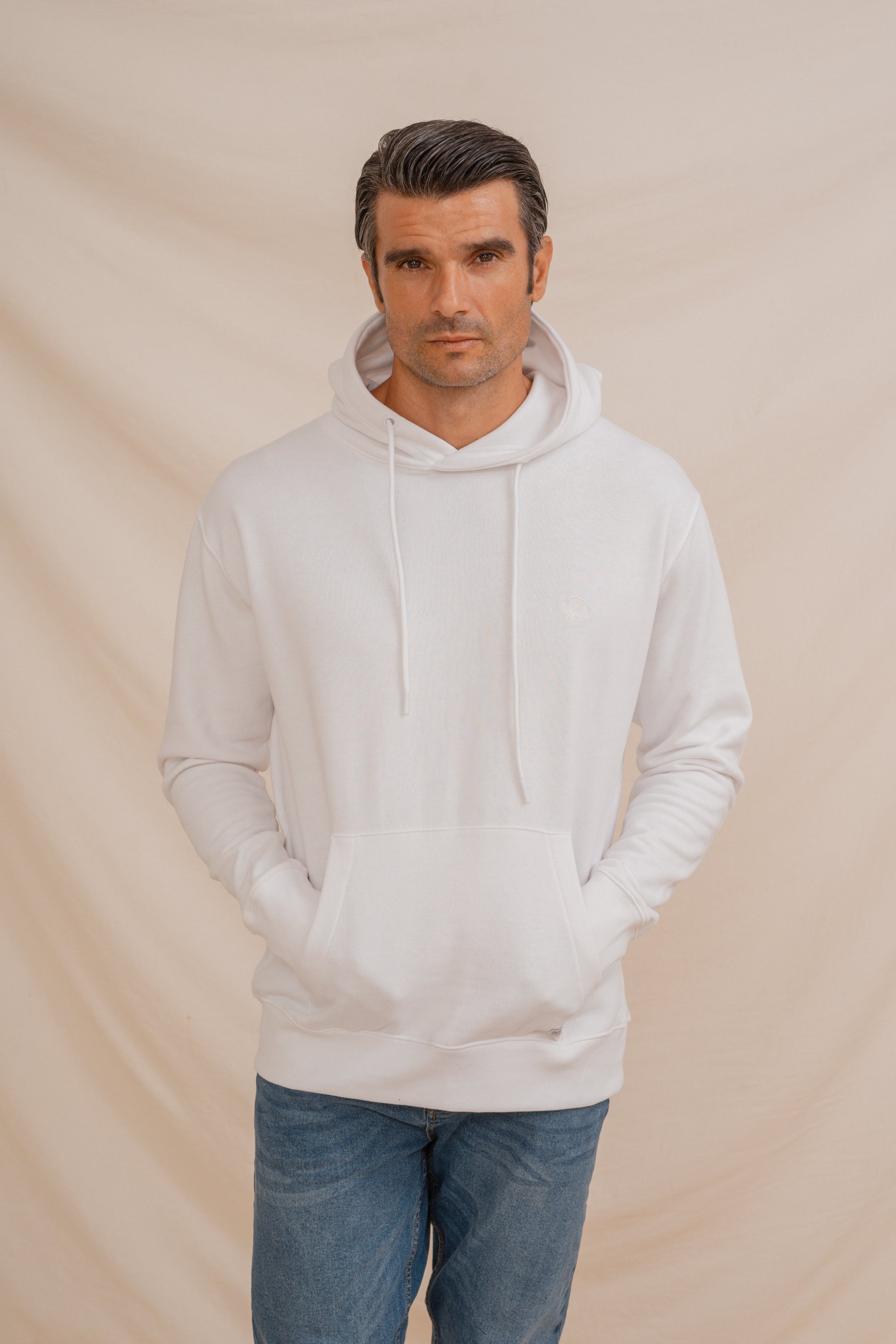 SUDADERA CANGURO CON CAPUCHA BLANCA