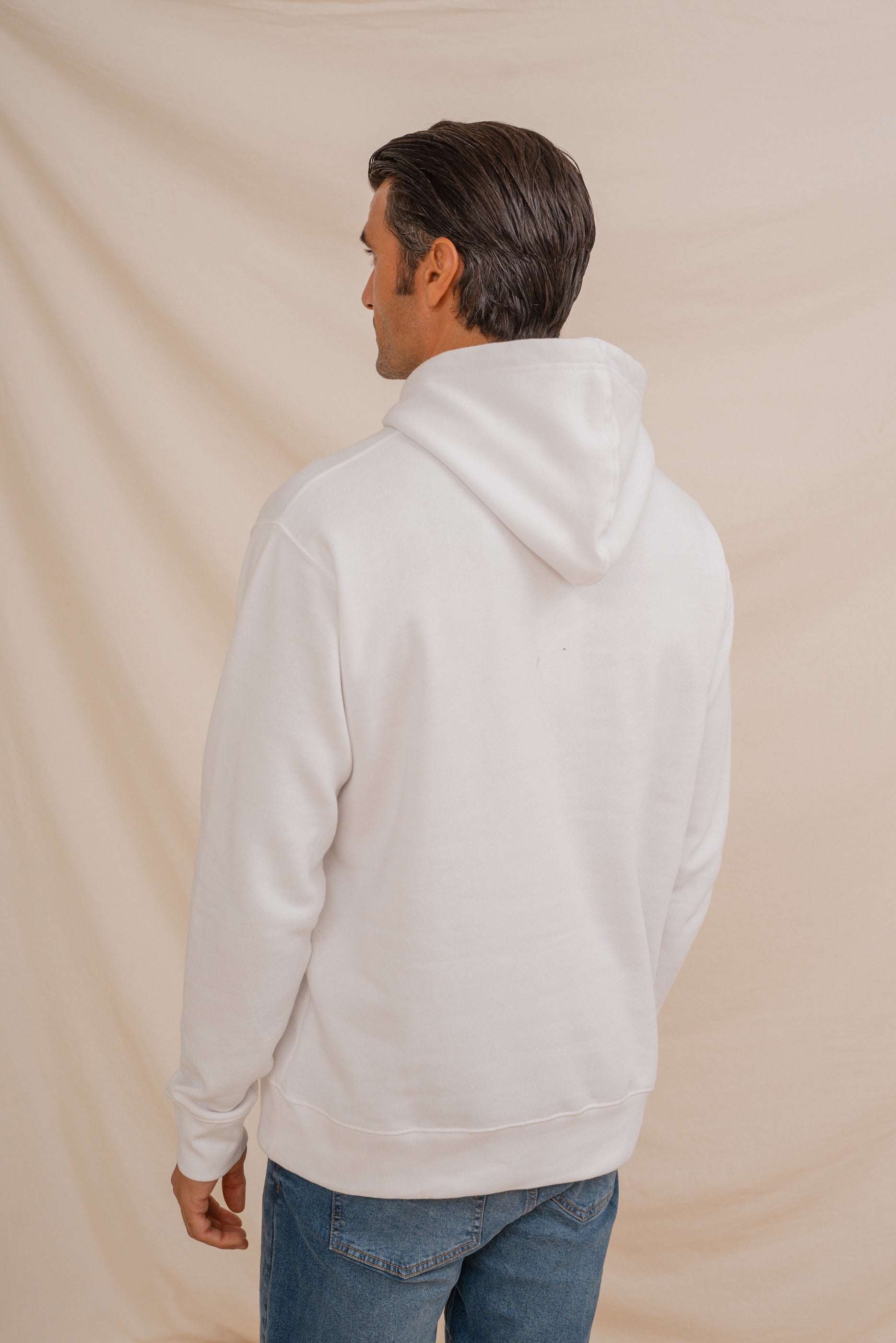 SUDADERA CANGURO CON CAPUCHA BLANCA