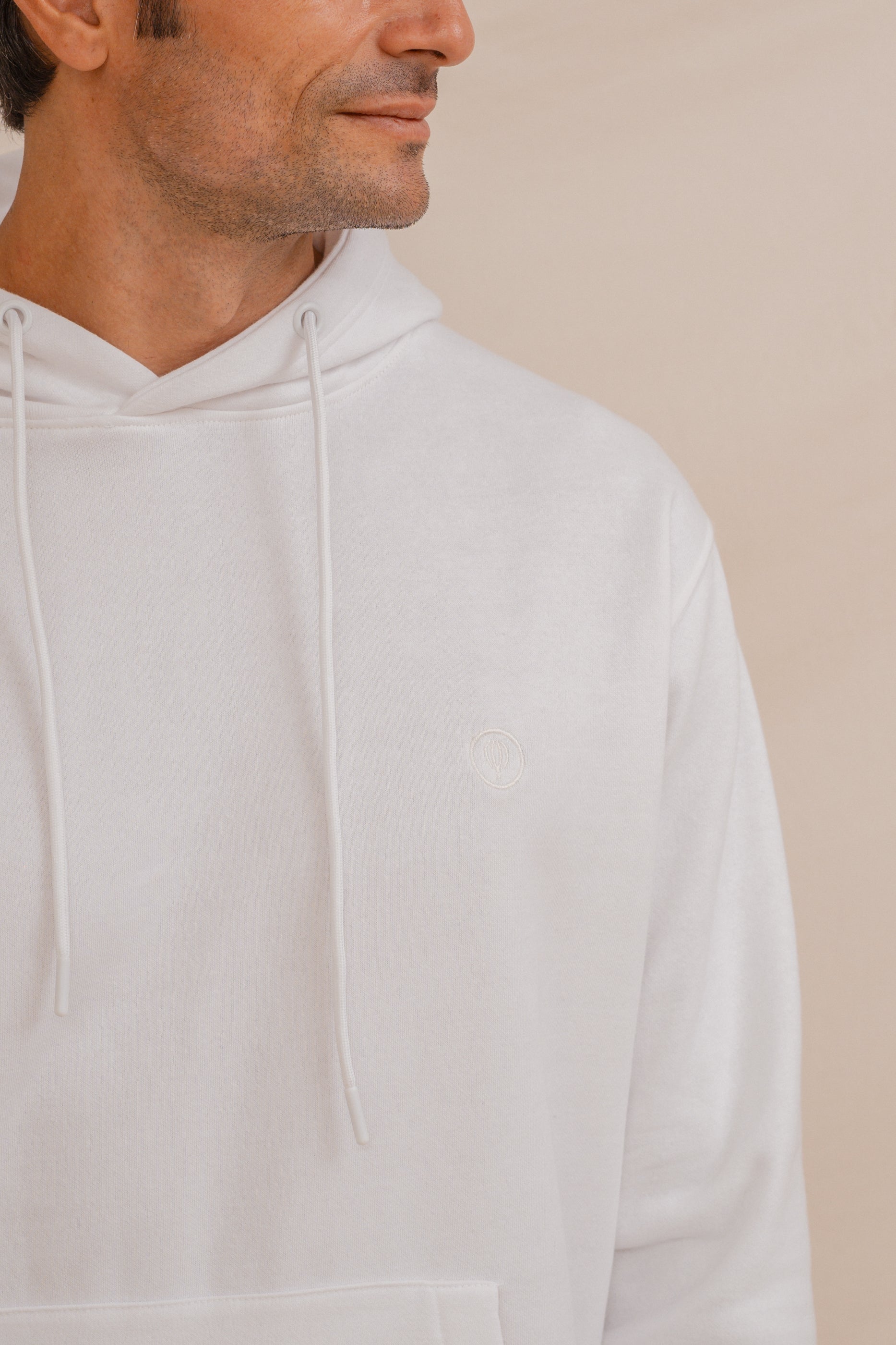 SUDADERA CANGURO CON CAPUCHA BLANCA