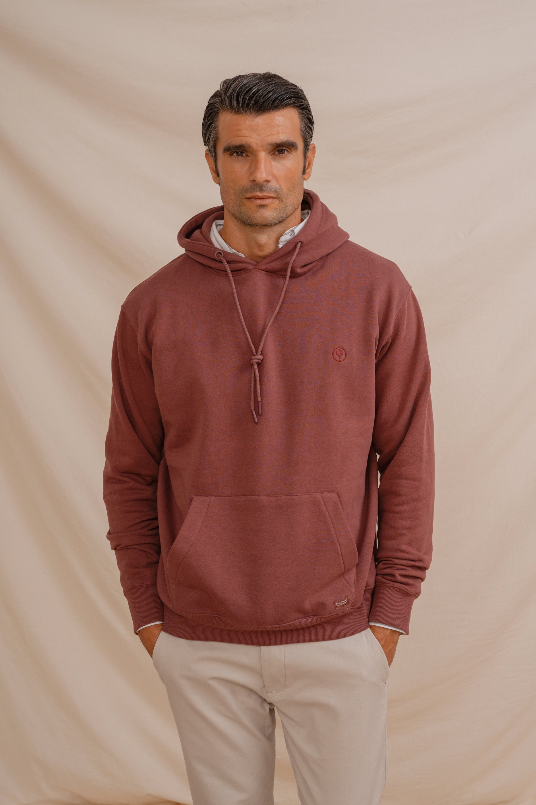 SUDADERA CANGURO CON CAPUCHA ROJA