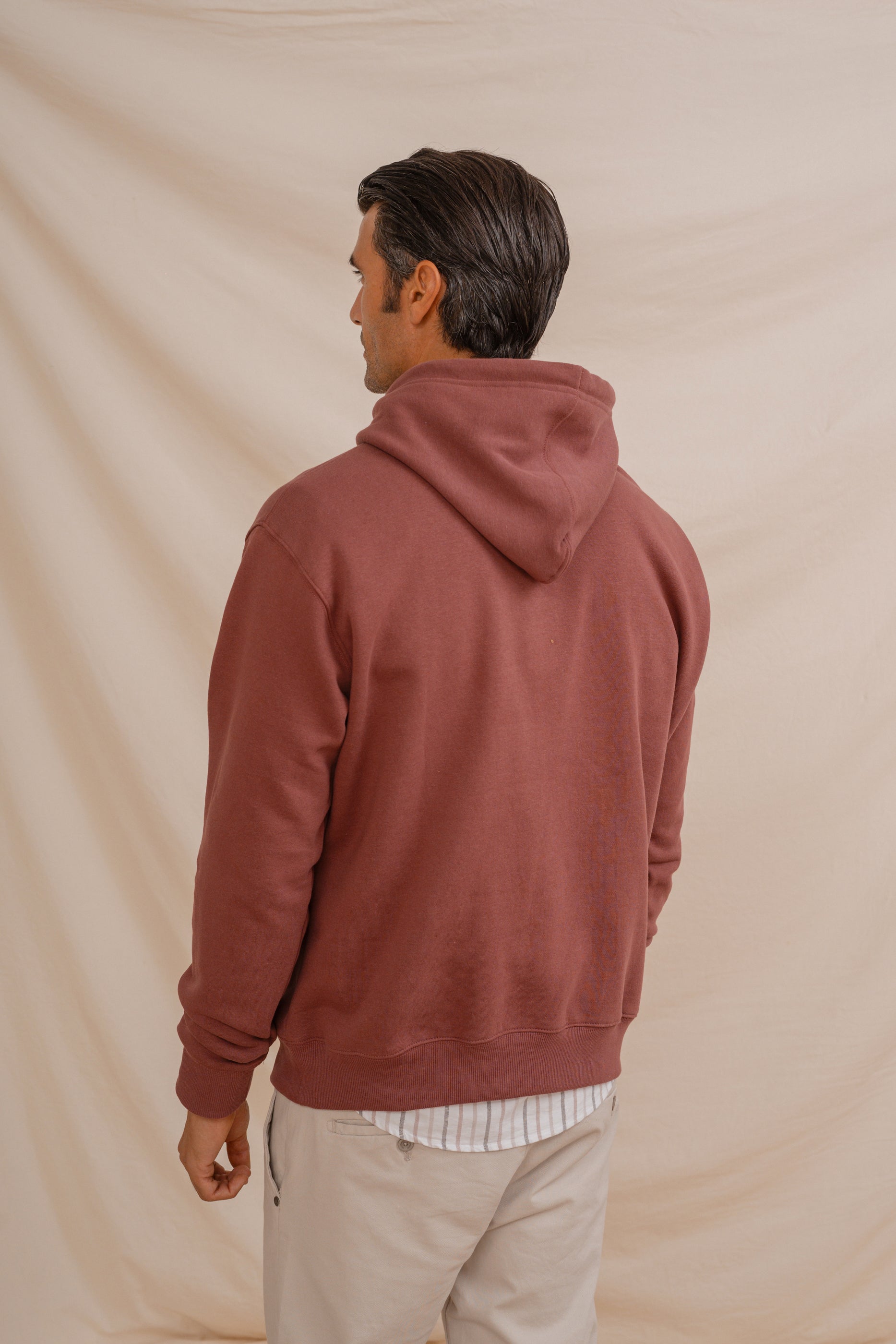 SUDADERA CANGURO CON CAPUCHA ROJA