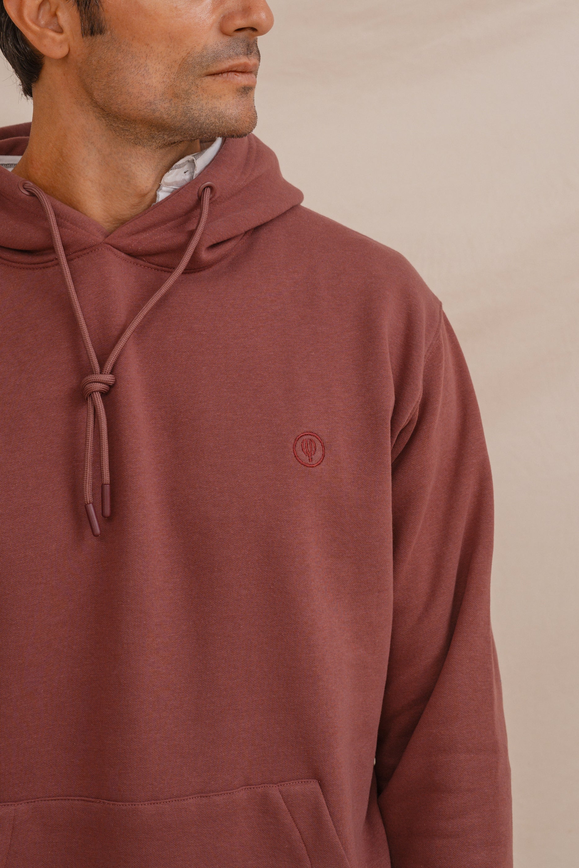 SUDADERA CANGURO CON CAPUCHA ROJA