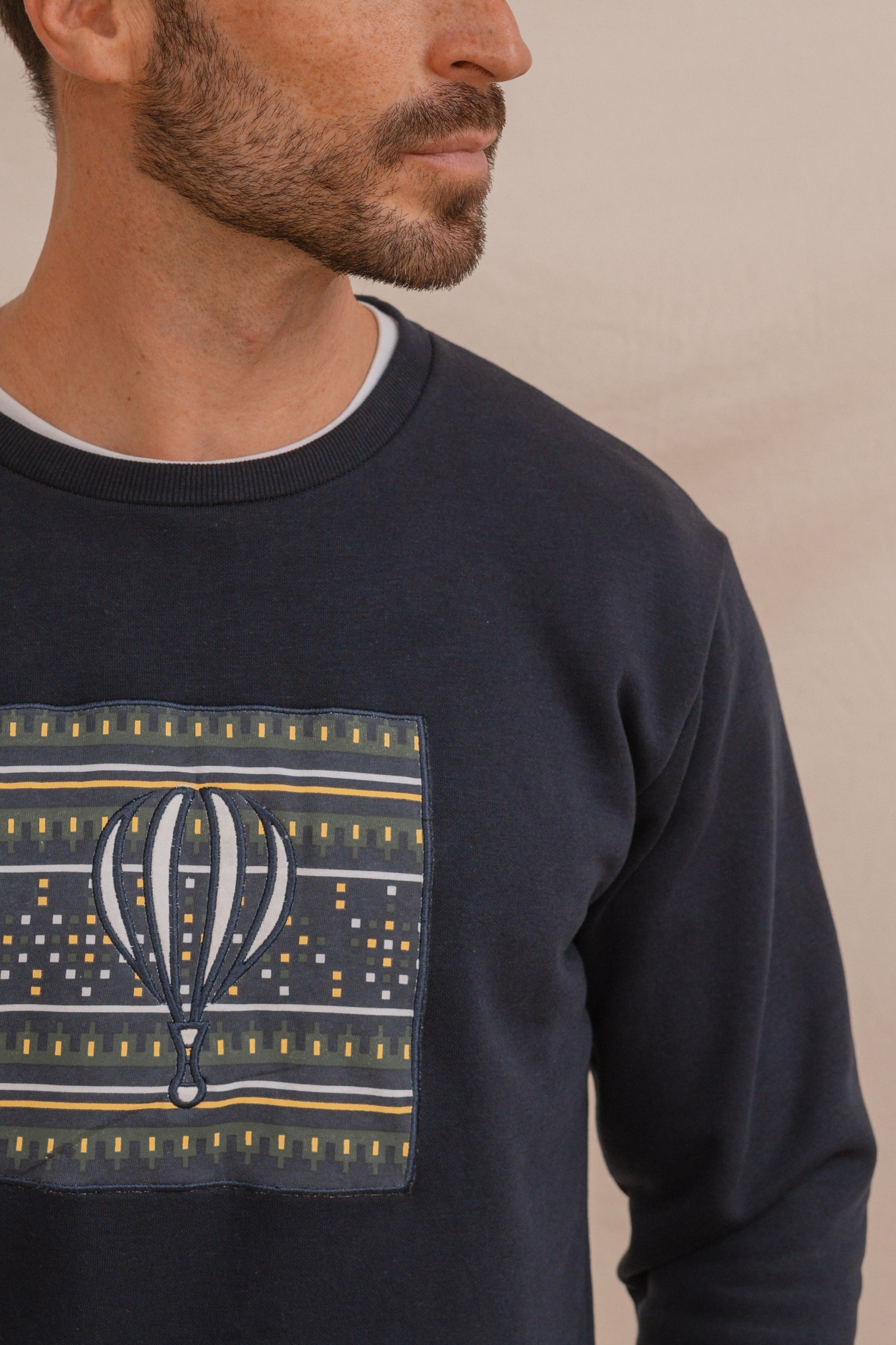 SUDADERA CUADRO ÉTNICO MARINO