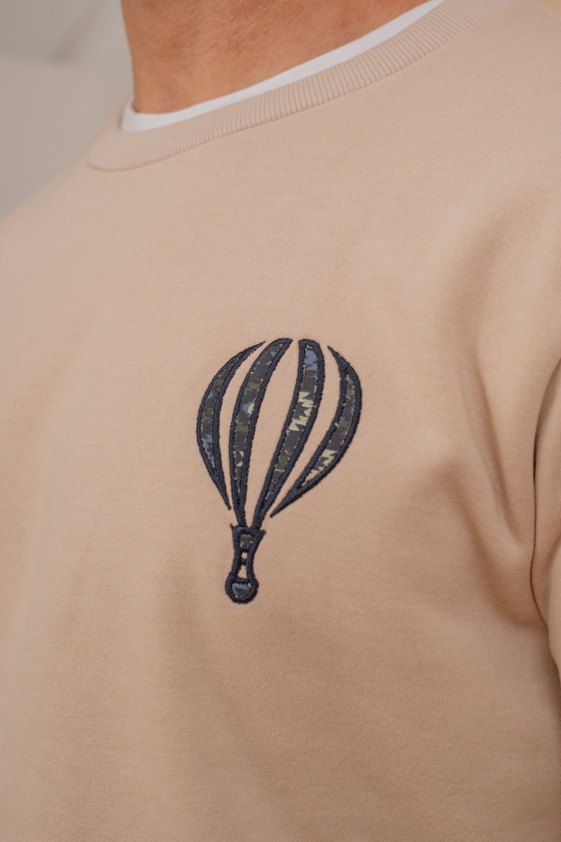 SUDADERA BORDADO BEIGE