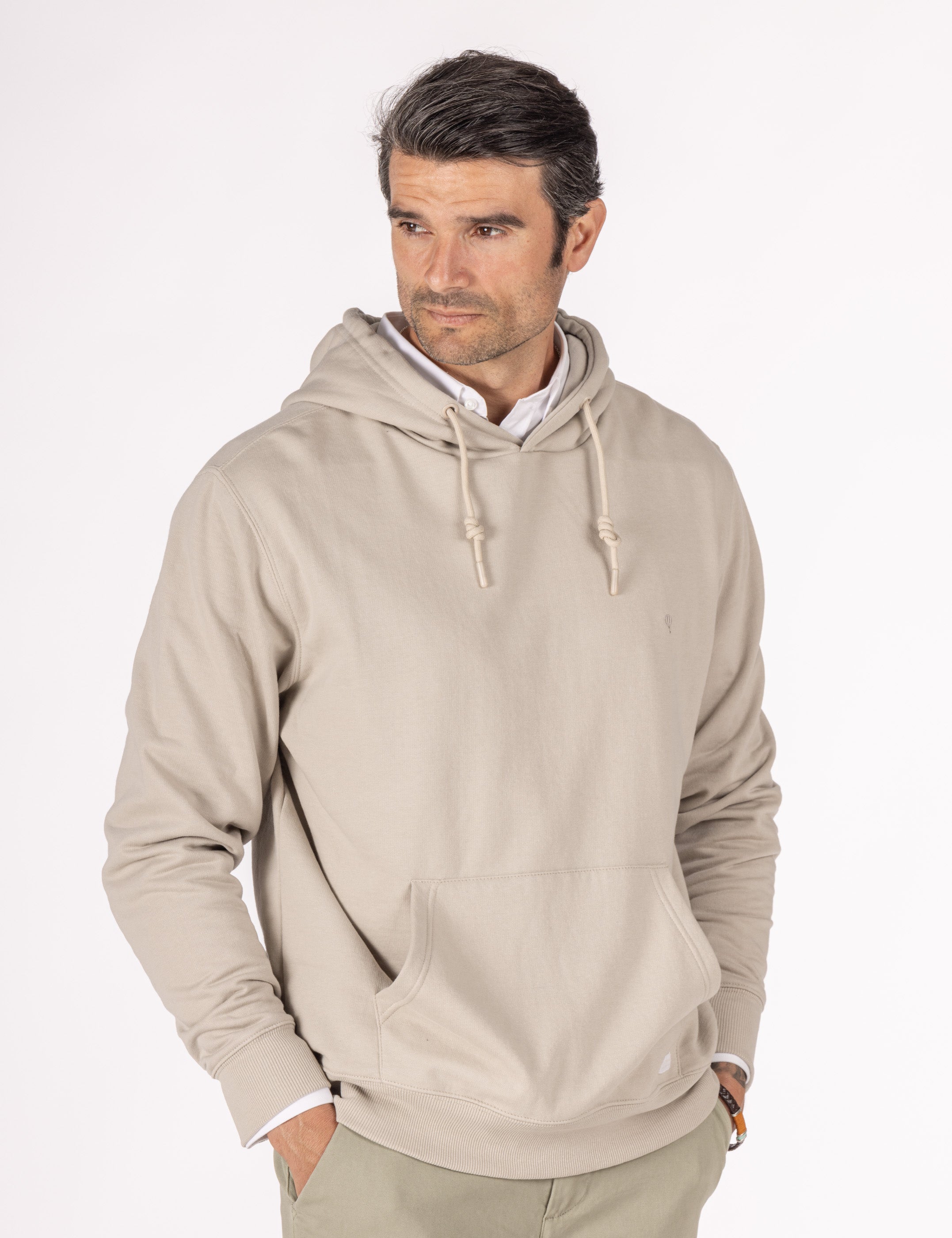SUDADERA CANGURO CON CAPUCHA BEIGE